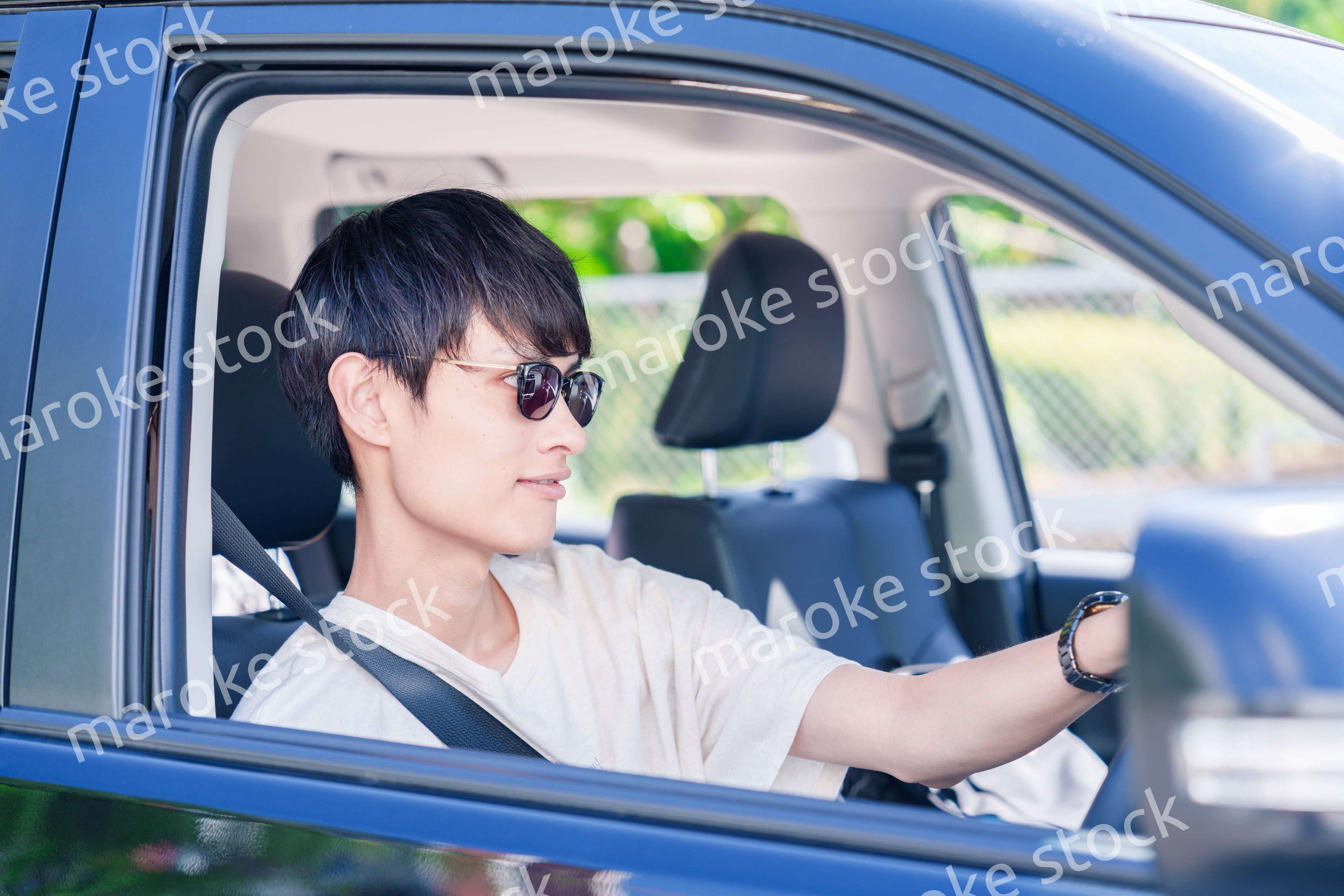 車のドライブを楽しむ若い男性