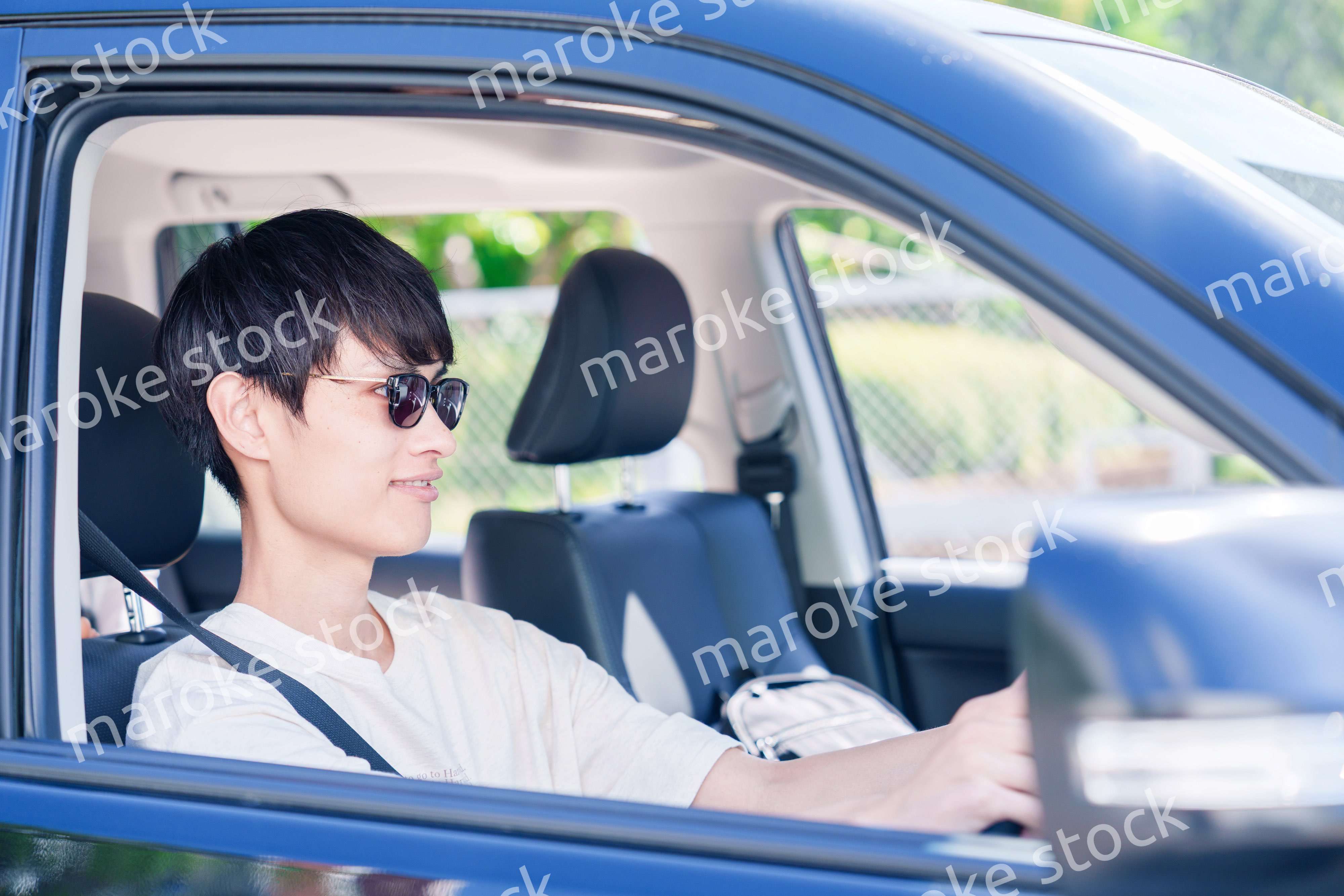 車のドライブを楽しむ若い男性