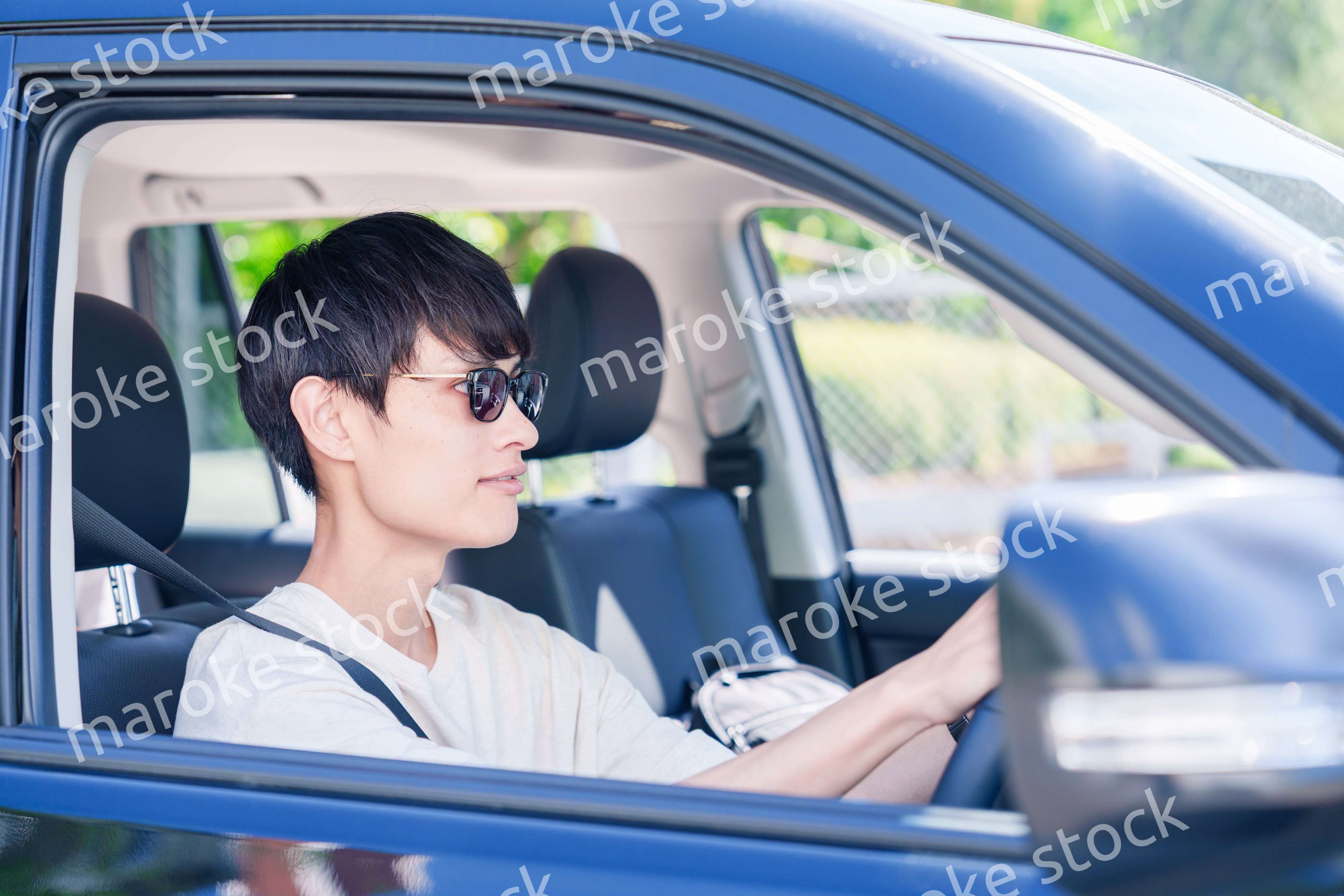 車のドライブを楽しむ若い男性