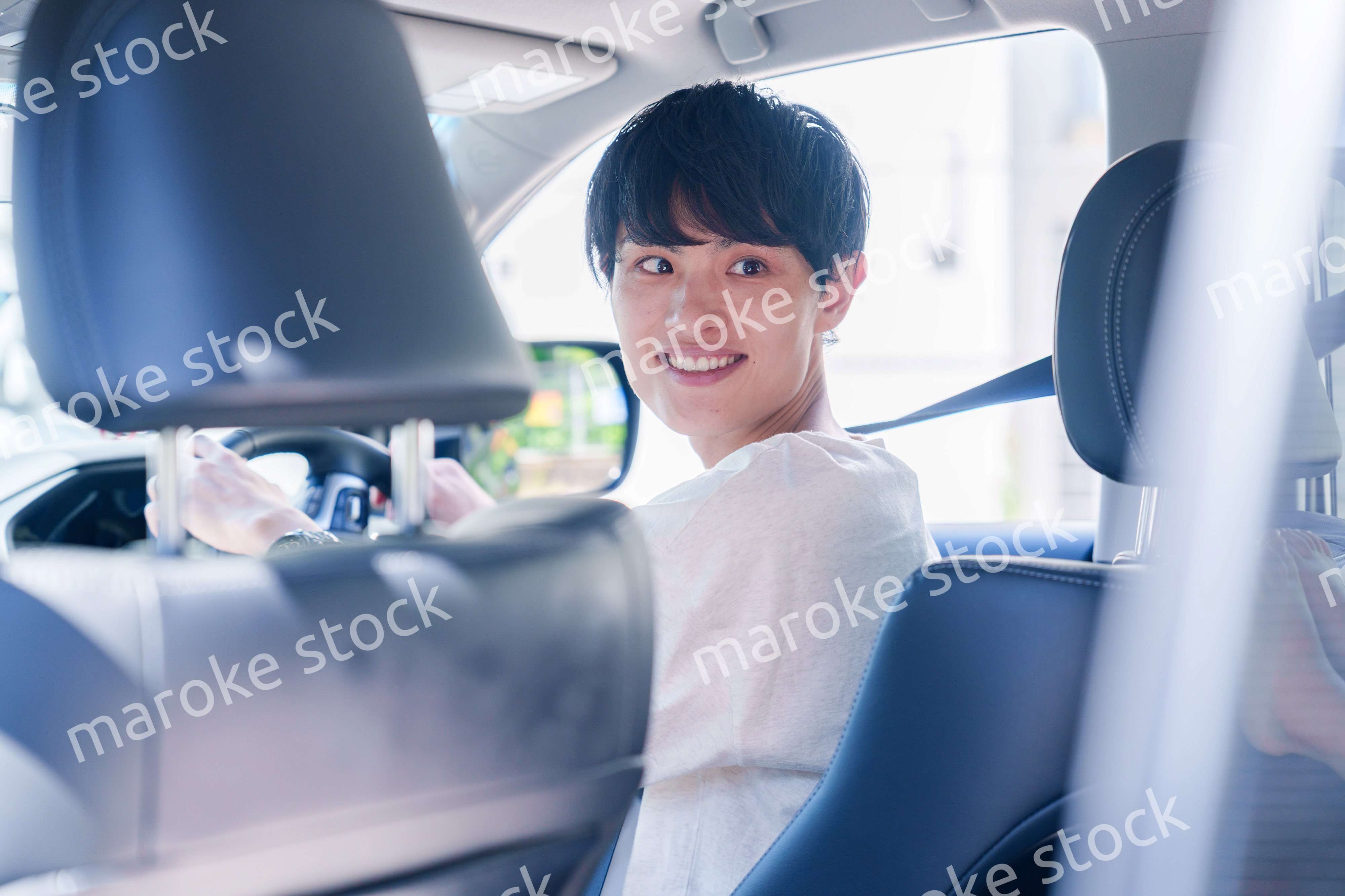 車のドライブを楽しむ若い男性