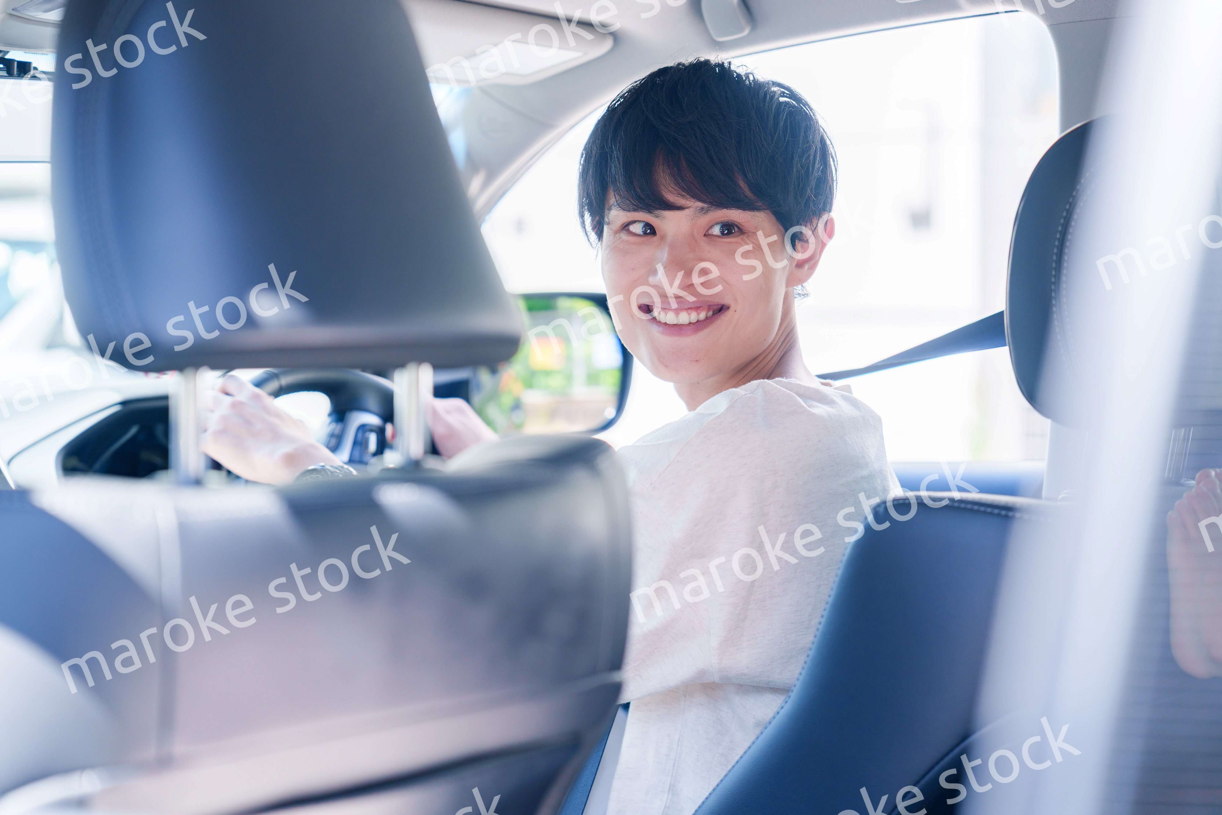 車のドライブを楽しむ若い男性