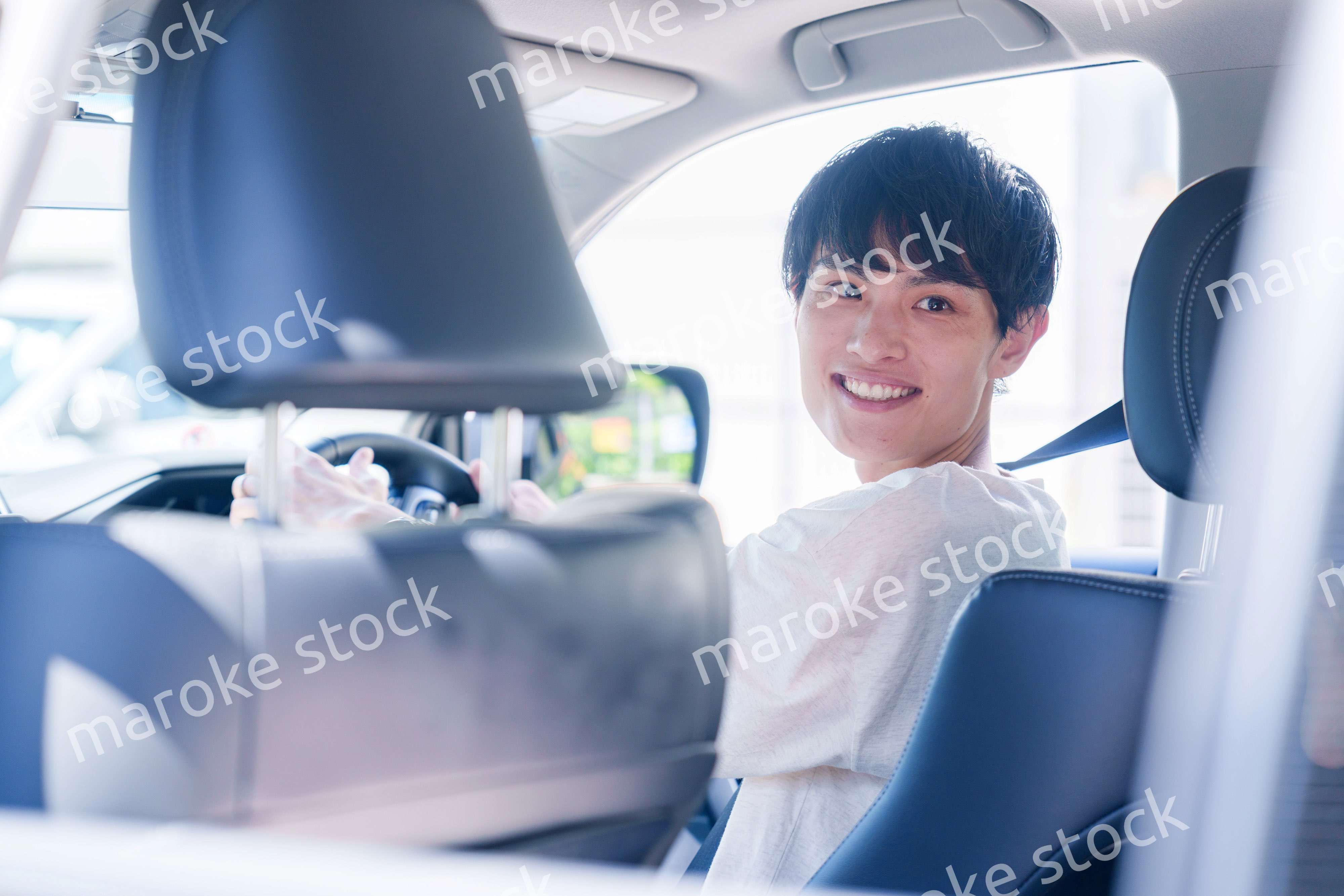 車のドライブを楽しむ若い男性