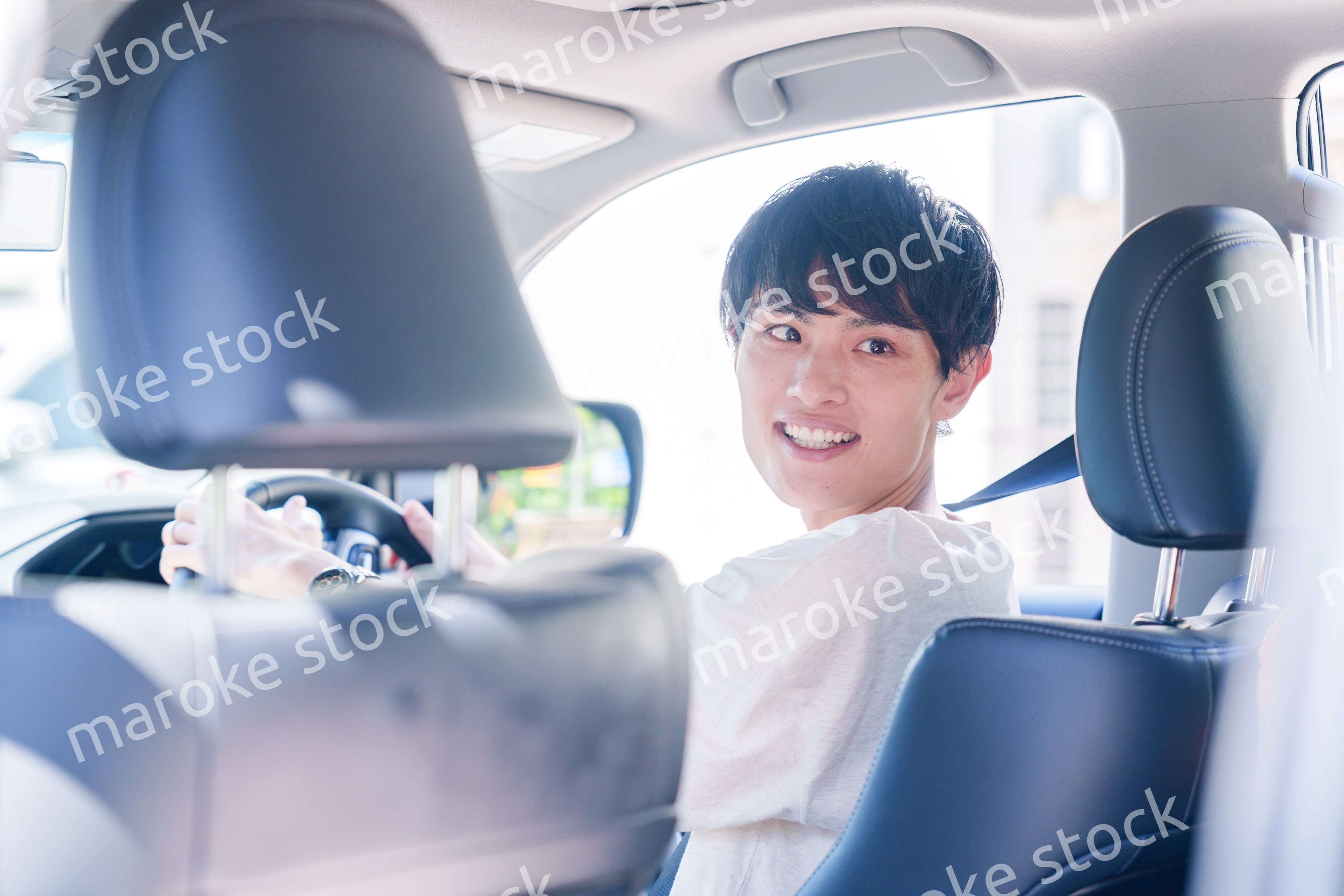 車のドライブを楽しむ若い男性