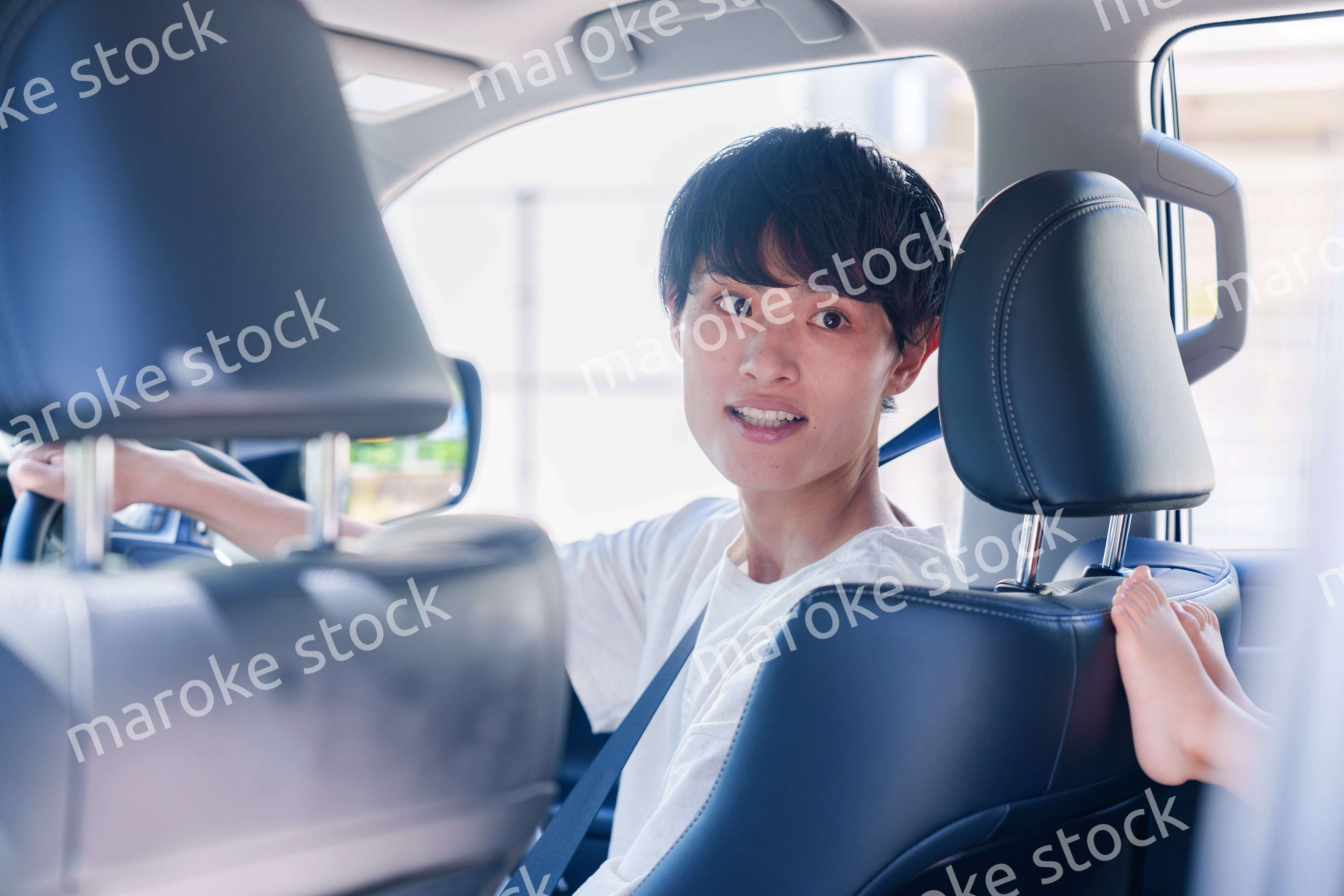 車のドライブを楽しむ若い男性