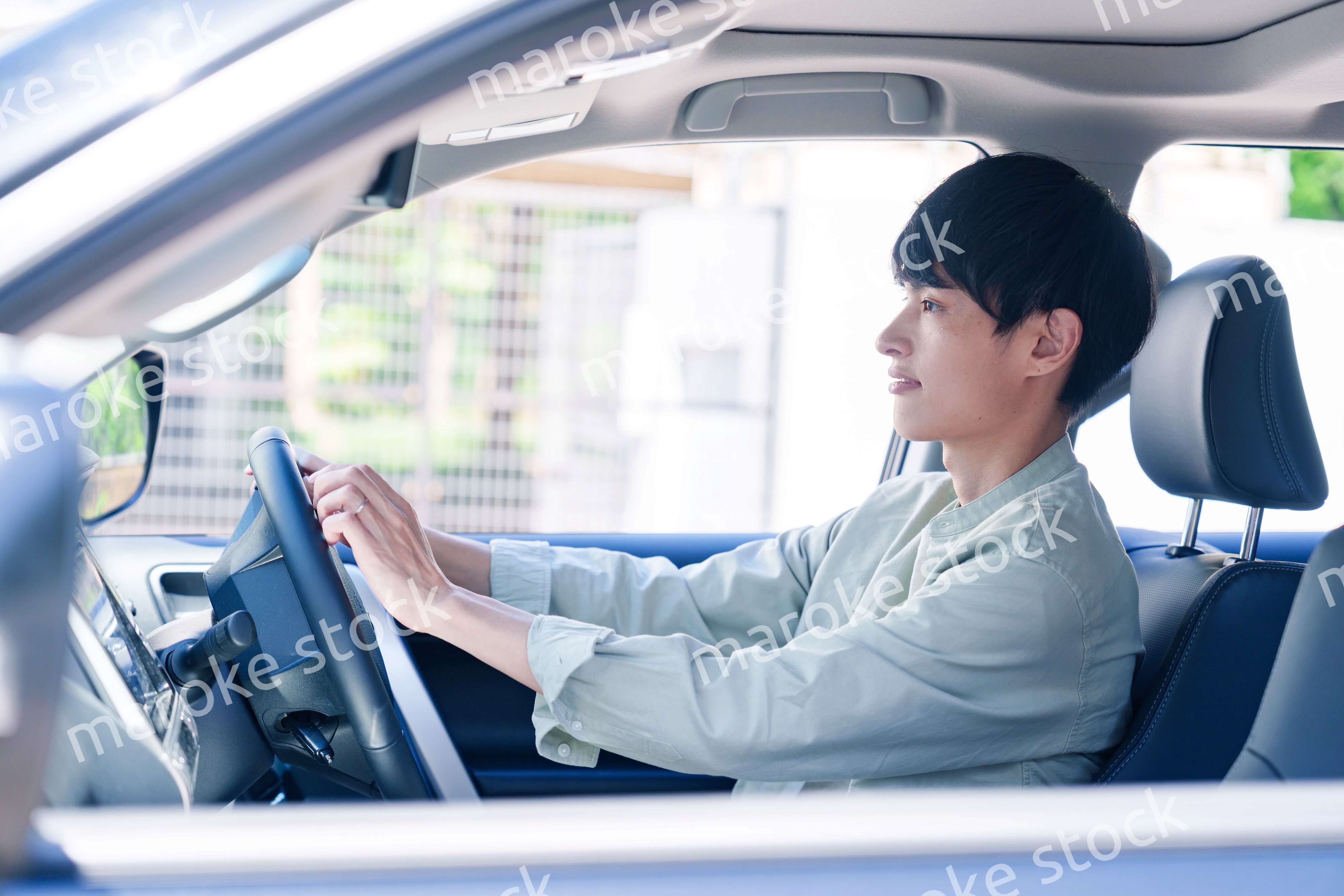 車のドライブを楽しむ若い男性