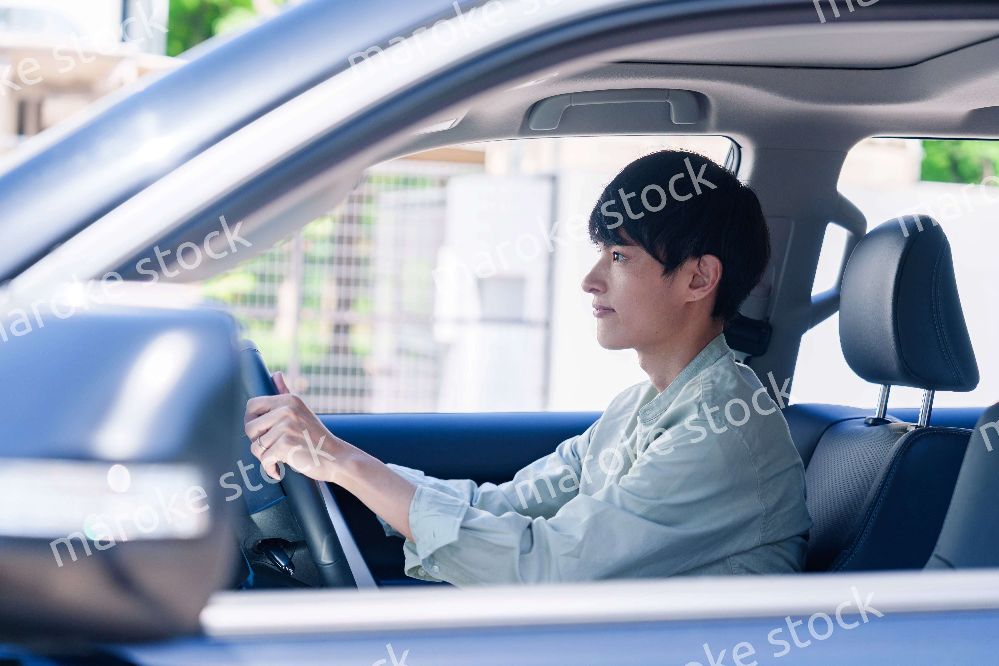 車のドライブを楽しむ若い男性