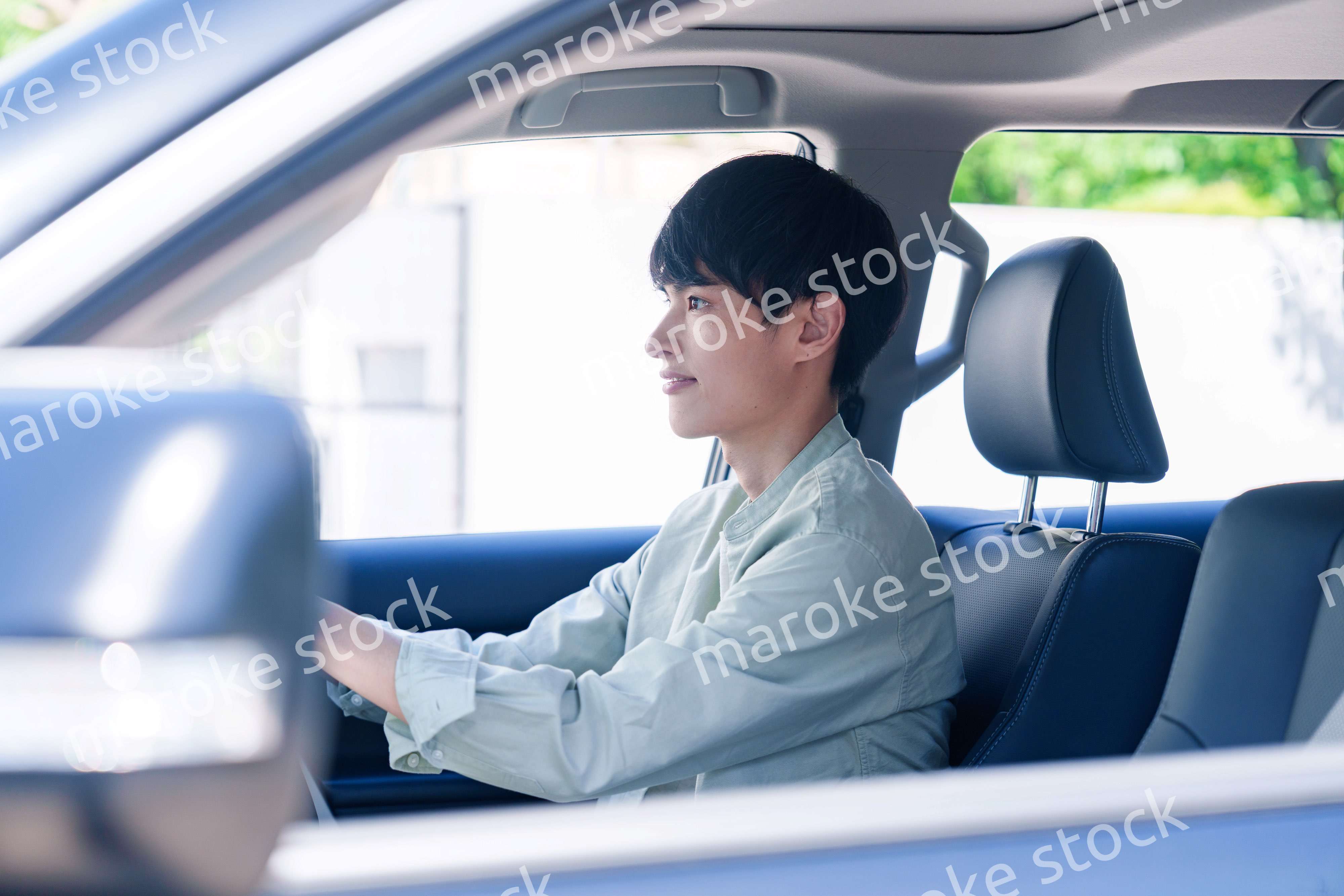 車のドライブを楽しむ若い男性