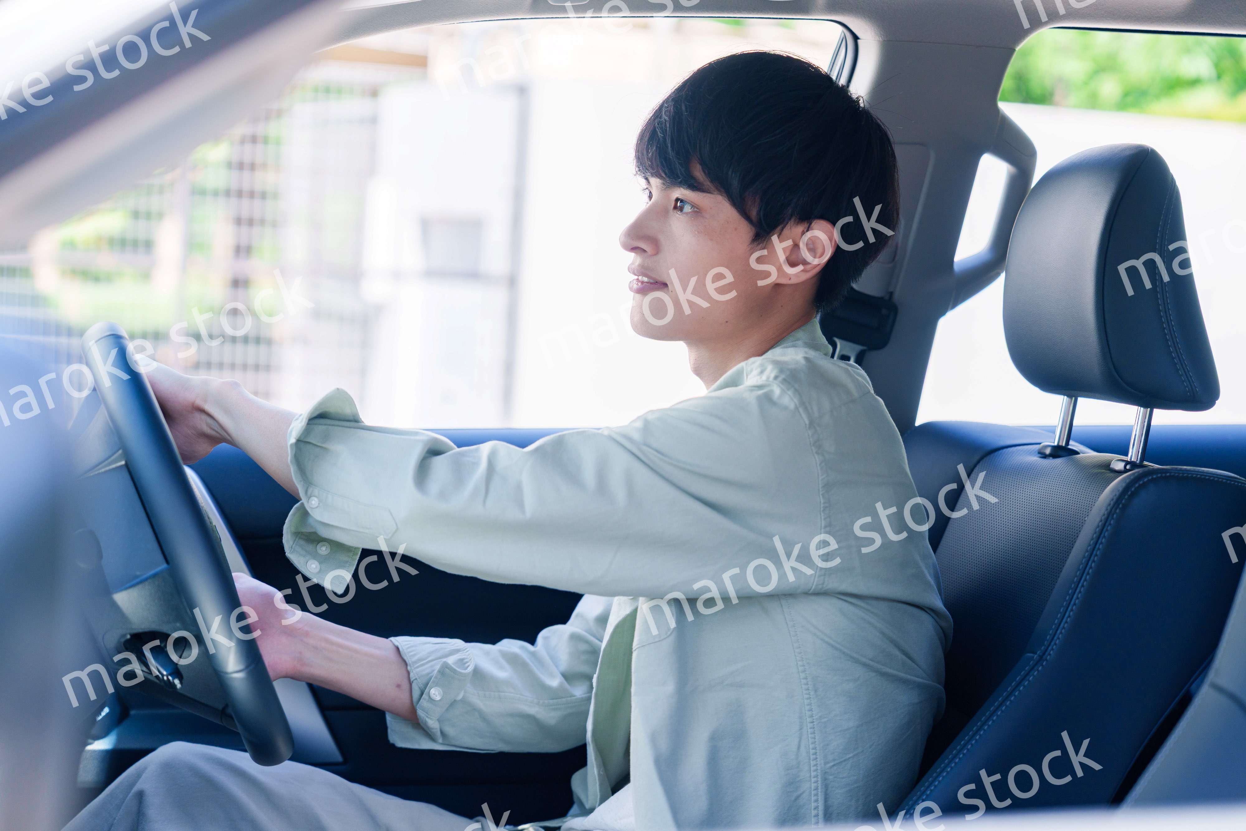 車のドライブを楽しむ若い男性