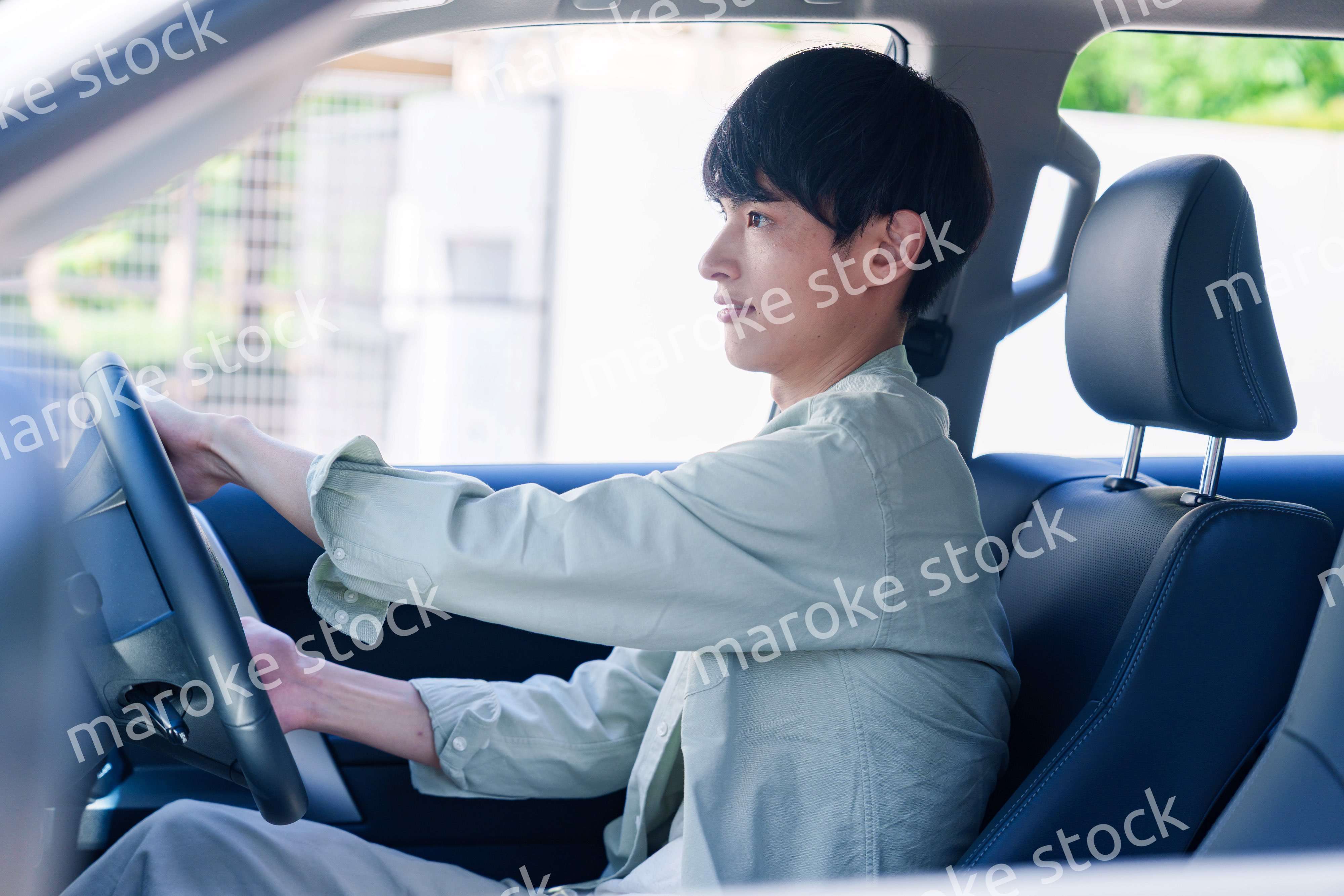 車のドライブを楽しむ若い男性