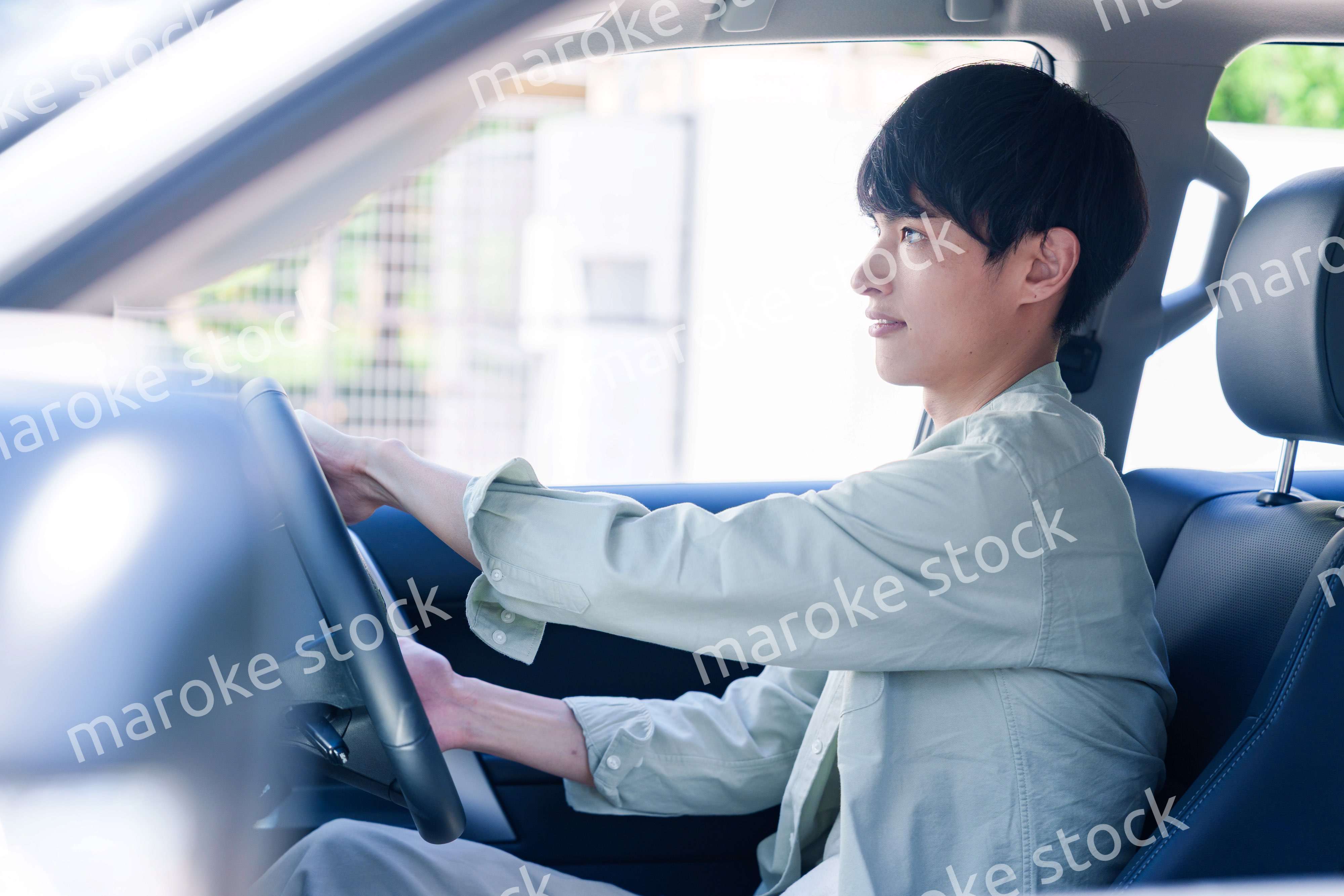 車のドライブを楽しむ若い男性