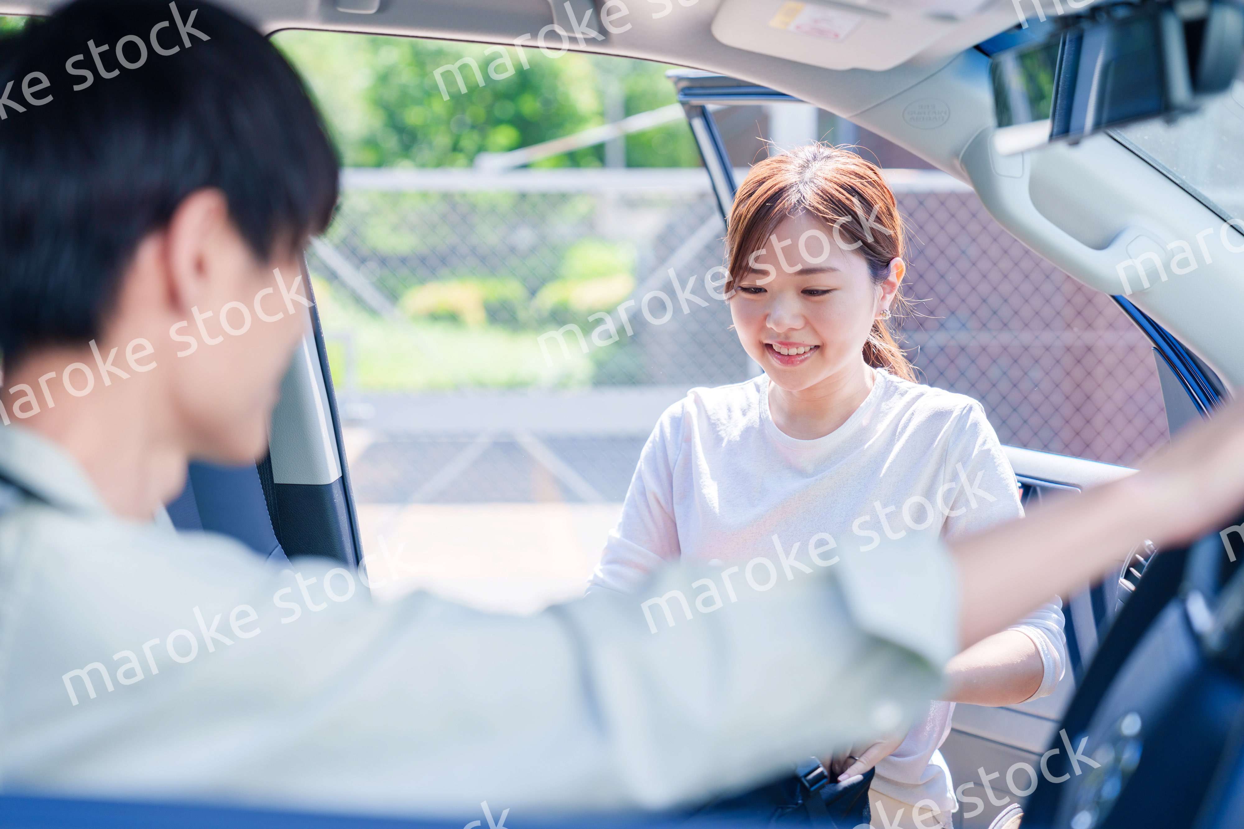 車で妻を送る若い夫