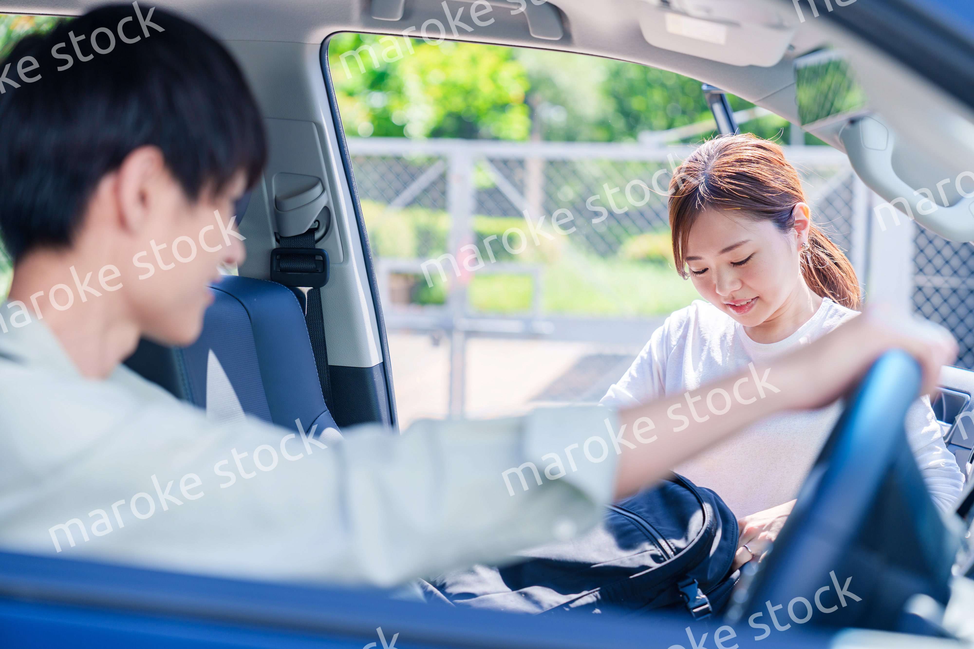 車で妻を送る若い夫