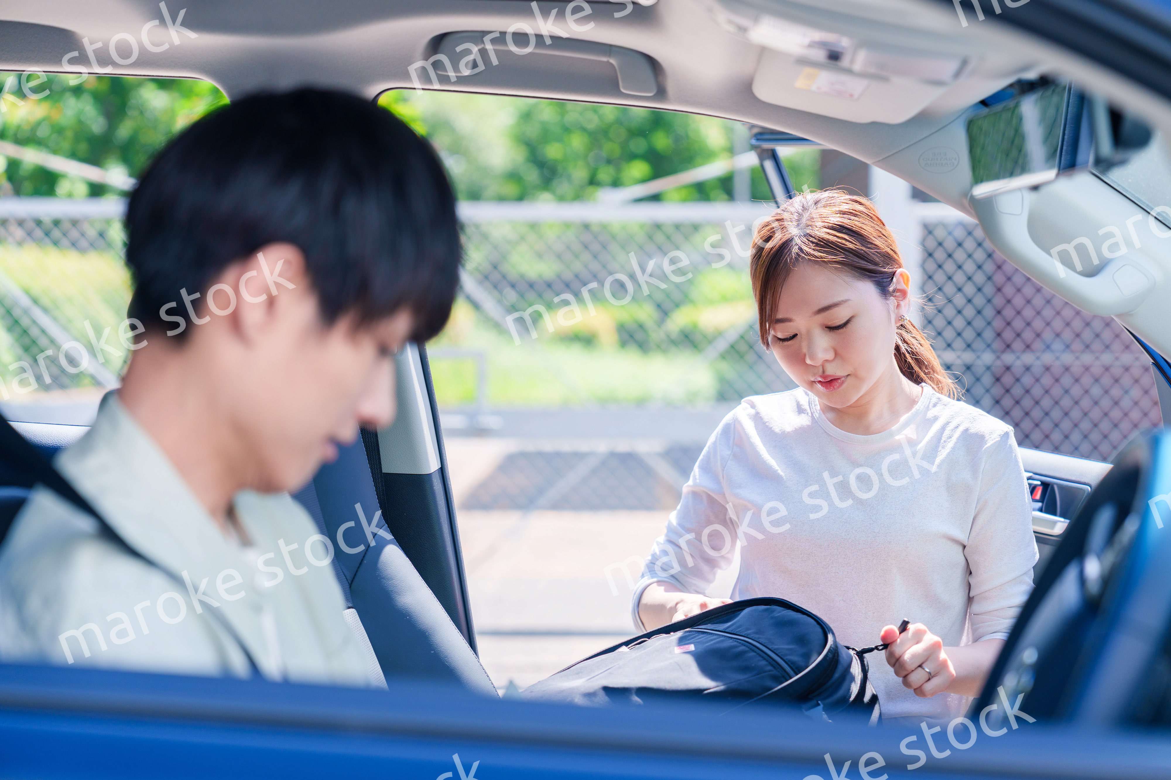 車で妻を送る若い夫