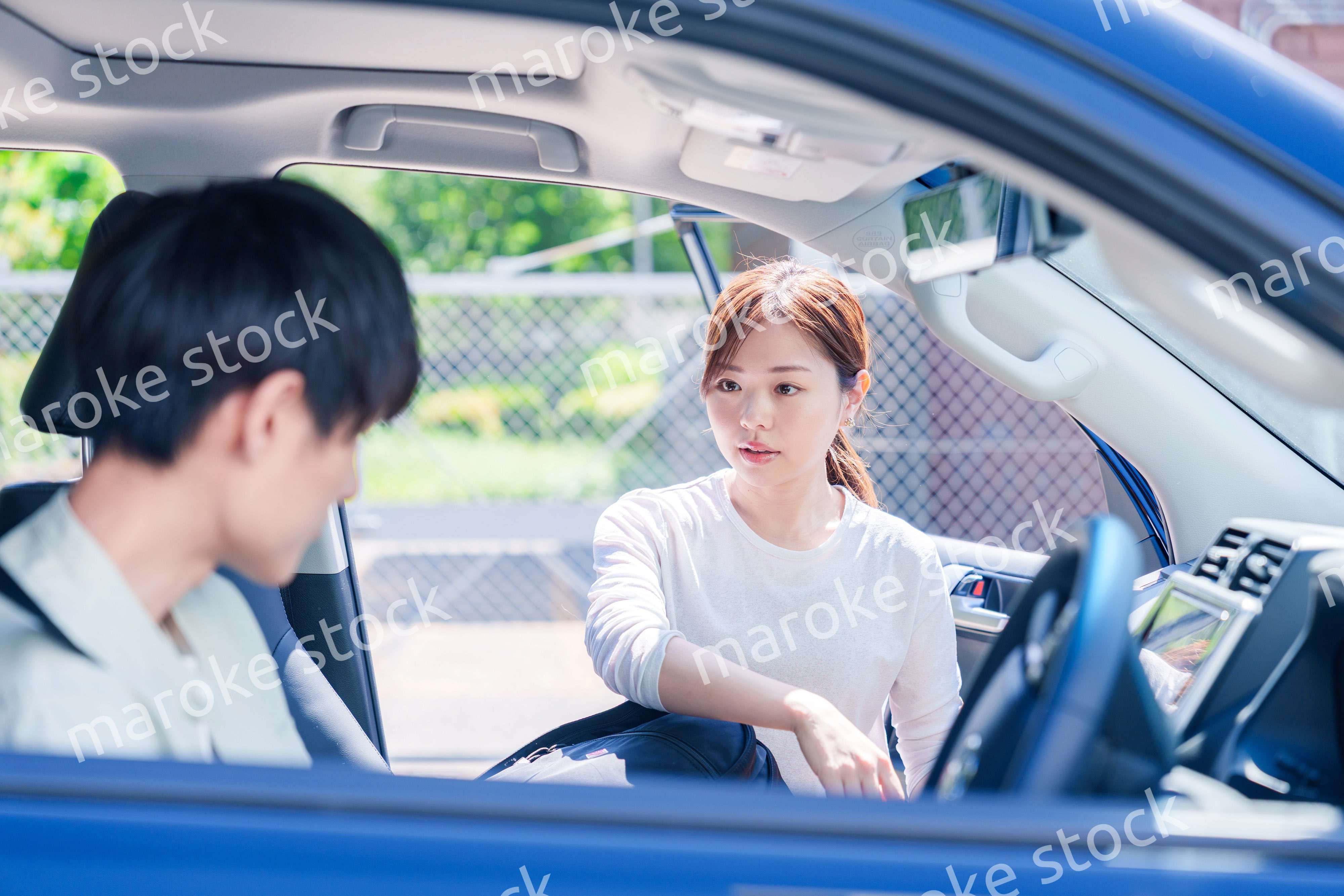 車で妻を送る若い夫