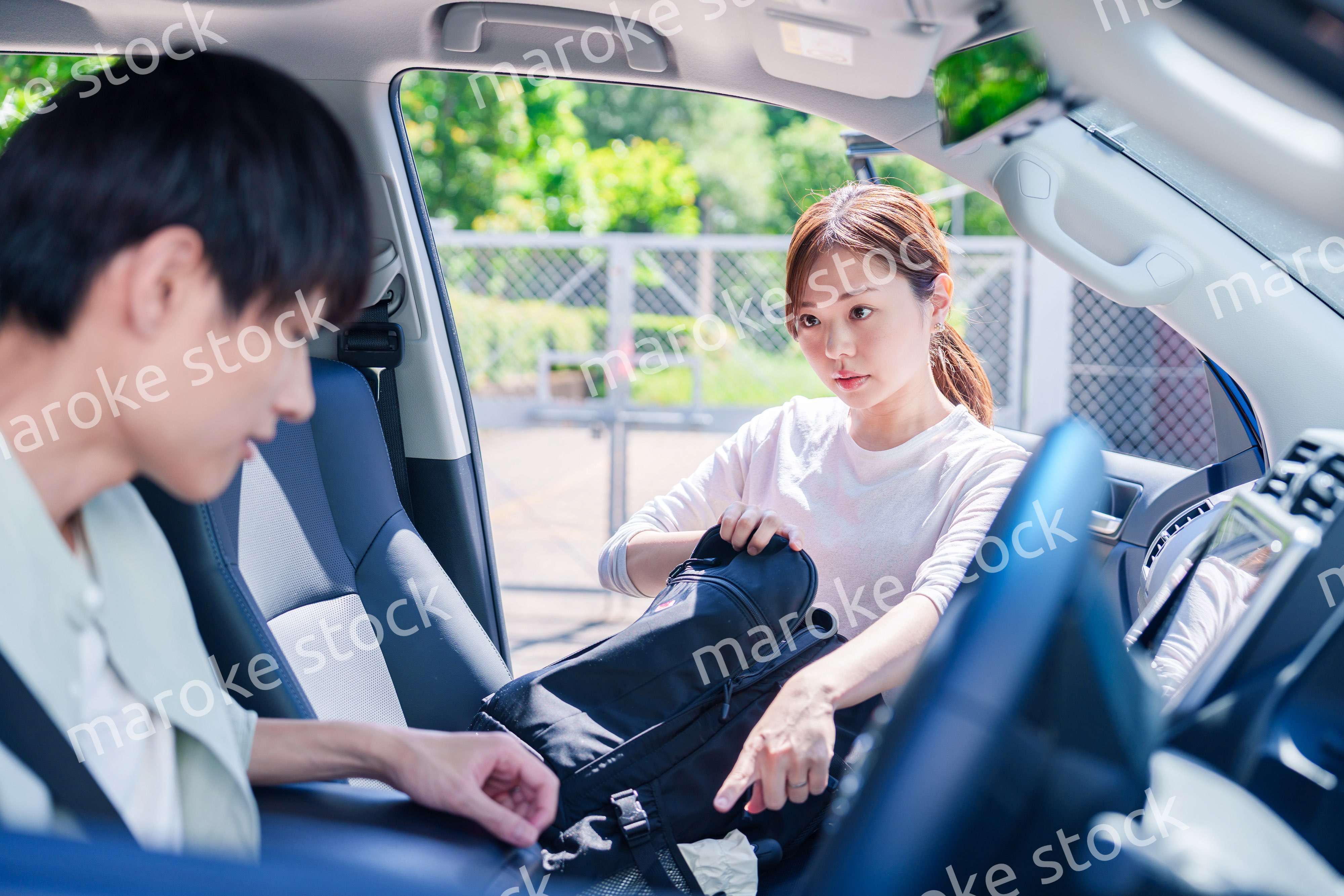 車で妻を送る若い夫