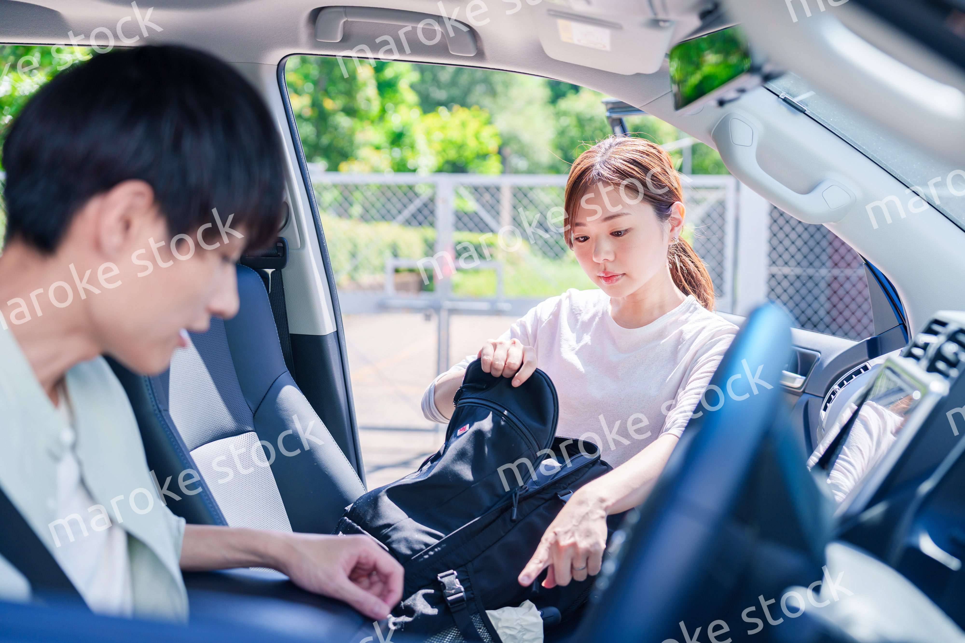 車で妻を送る若い夫