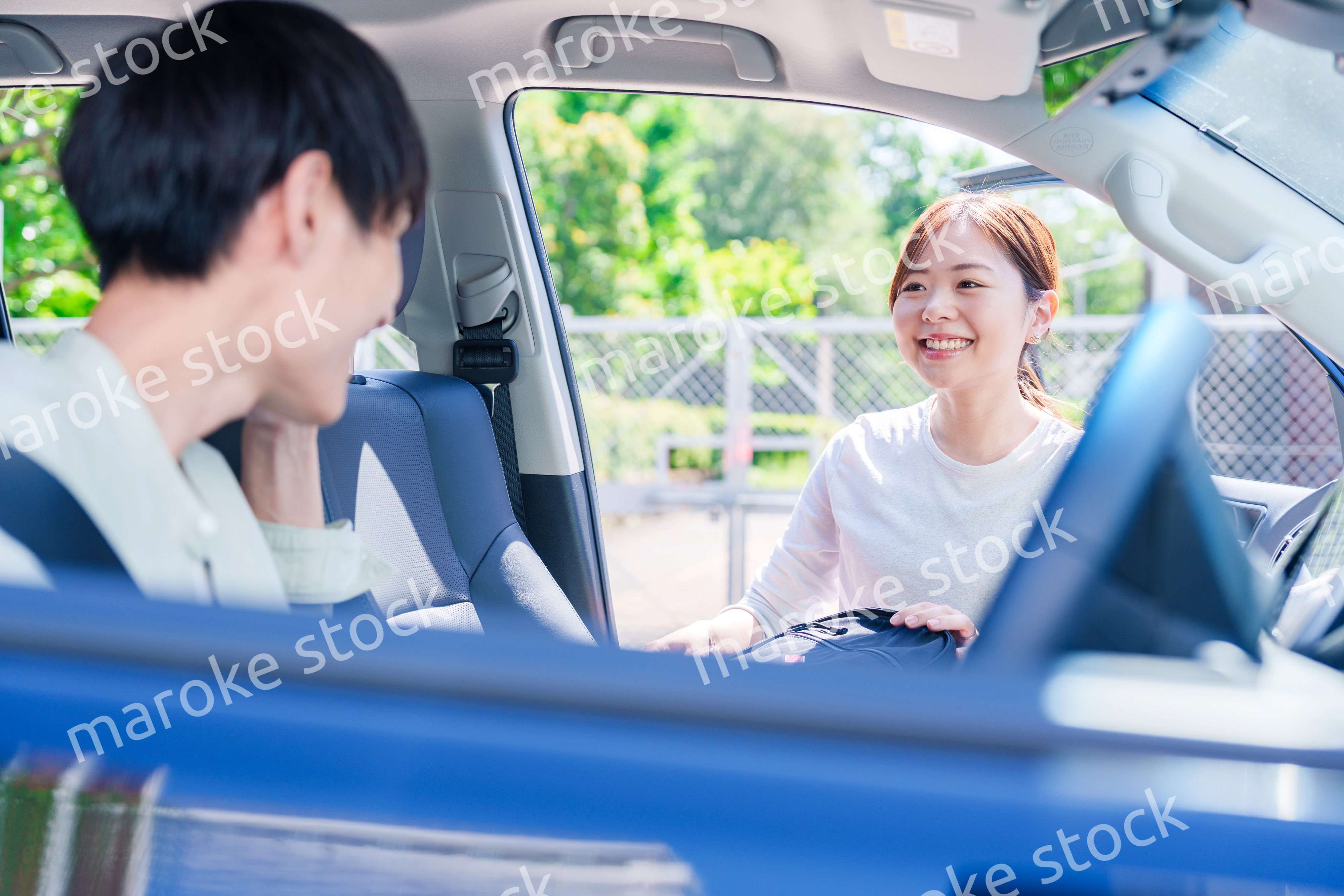 車で妻を送る若い夫