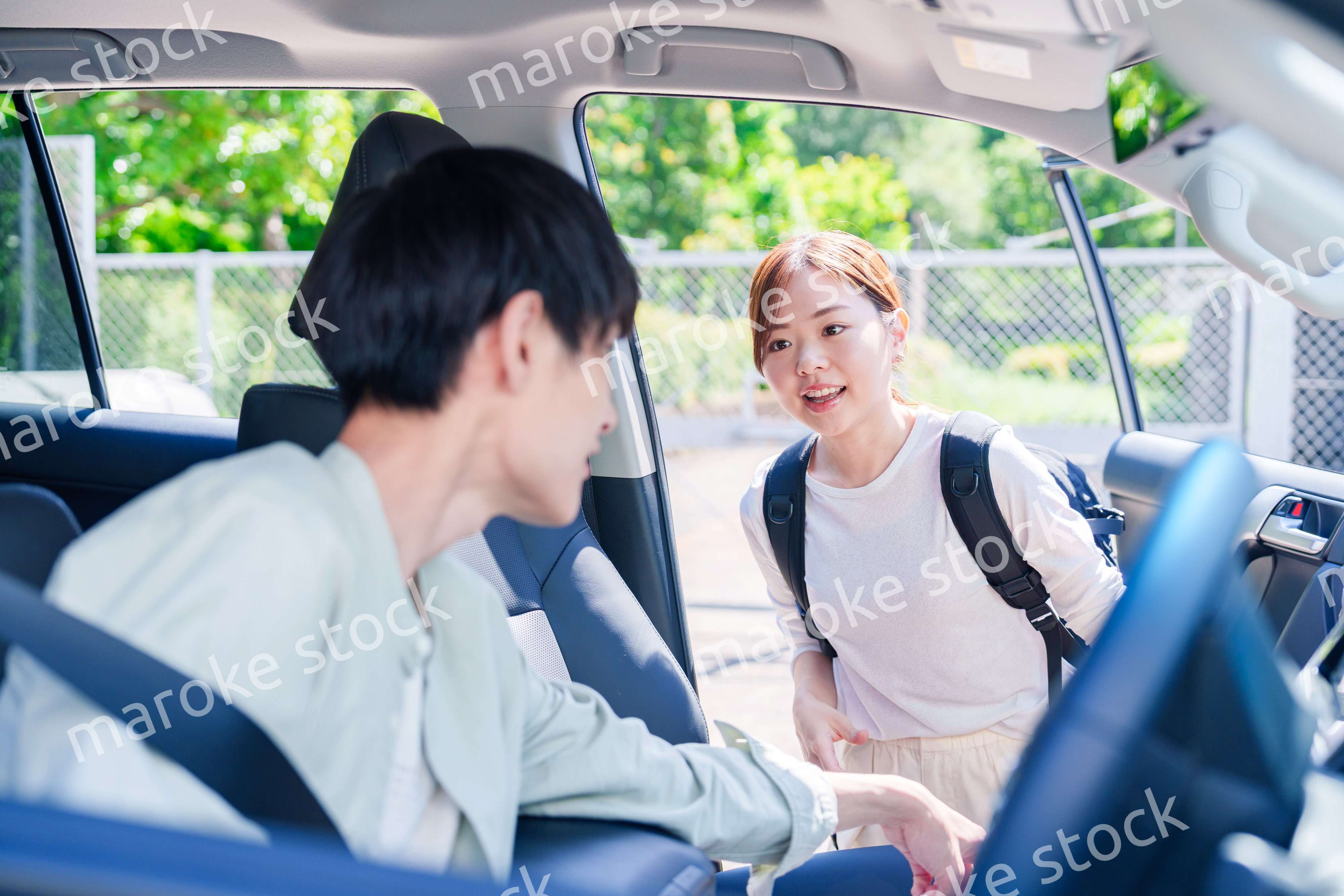 車で妻を送る若い夫