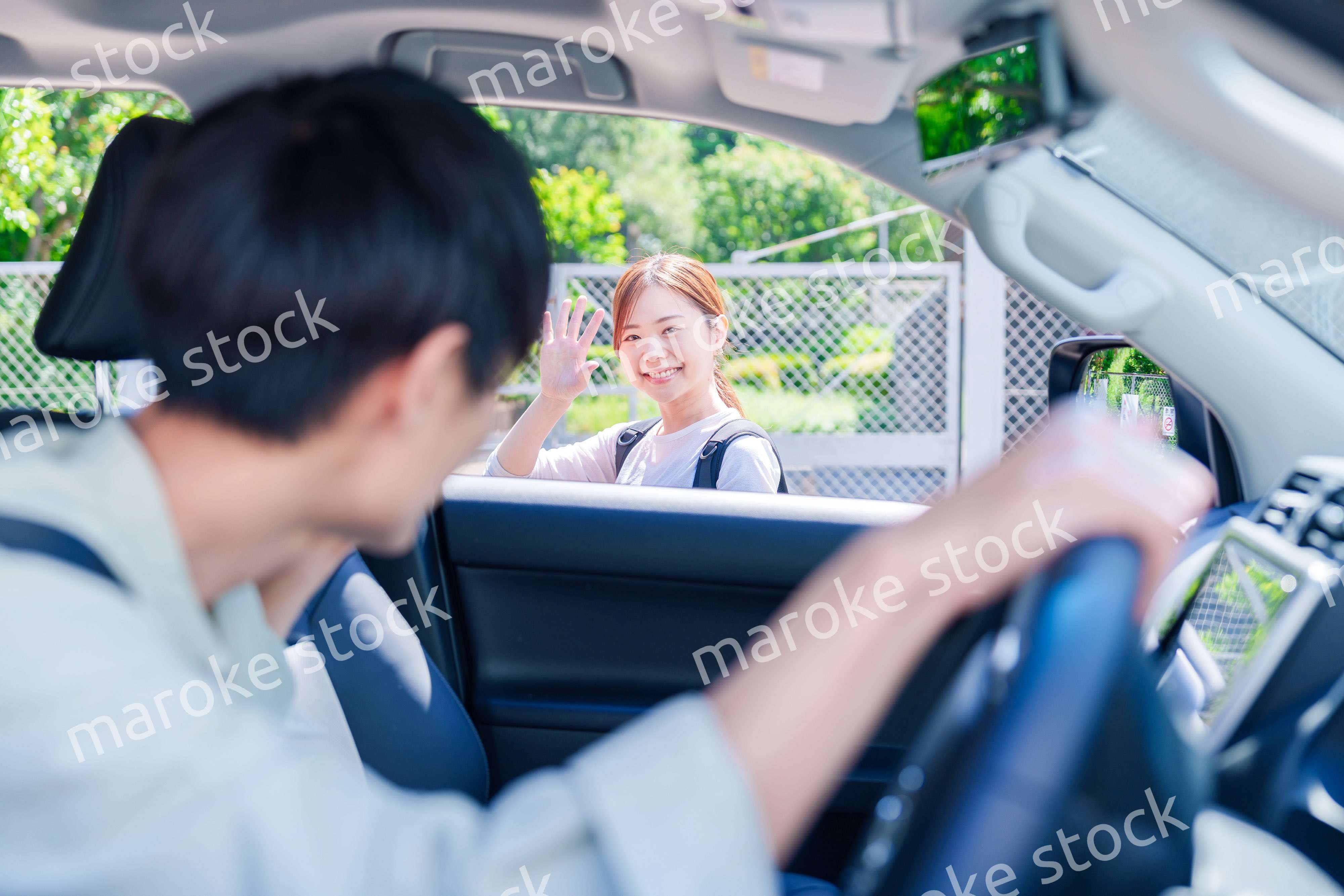 車で妻を送る若い夫