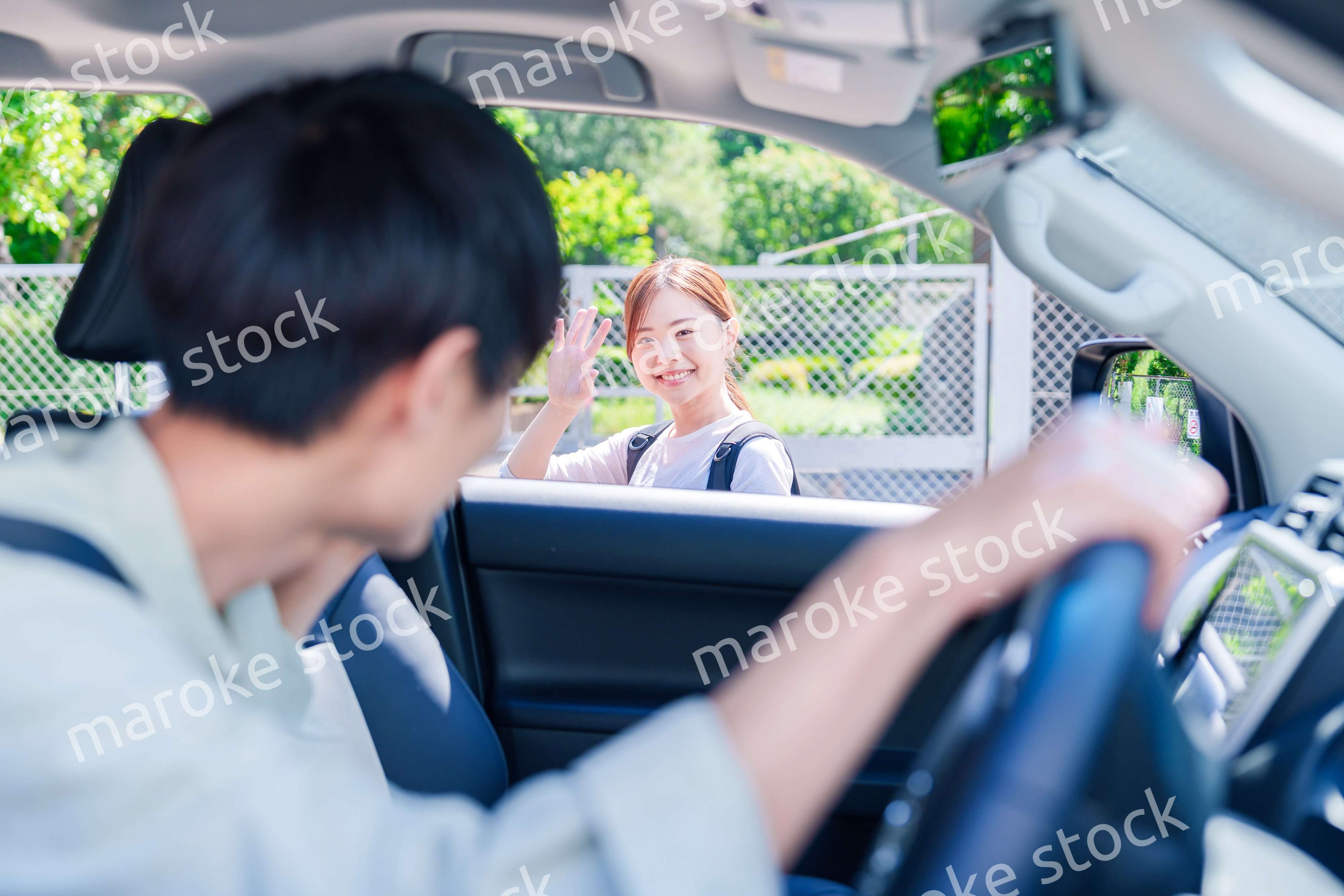 車で妻を送る若い夫