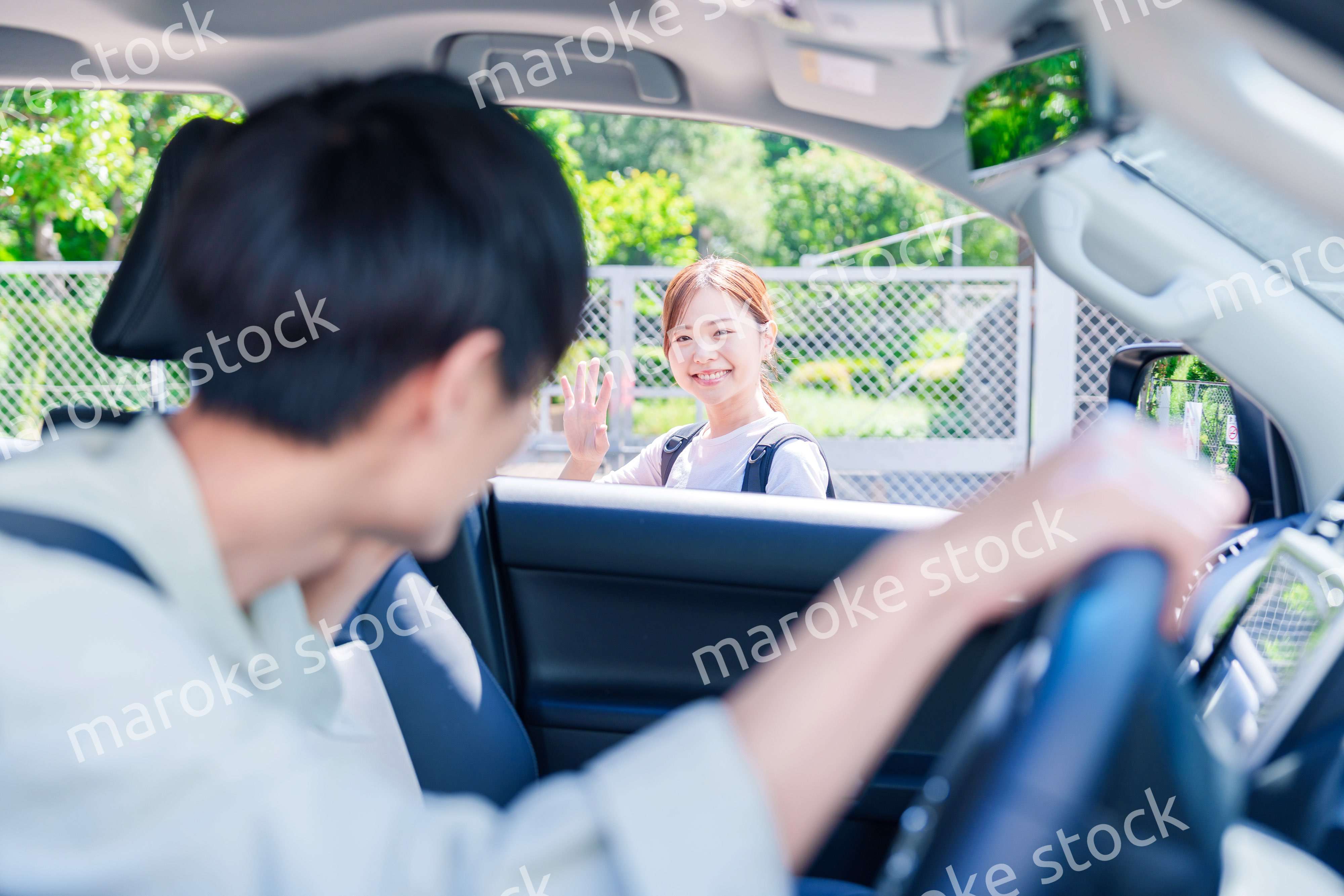 車で妻を送る若い夫