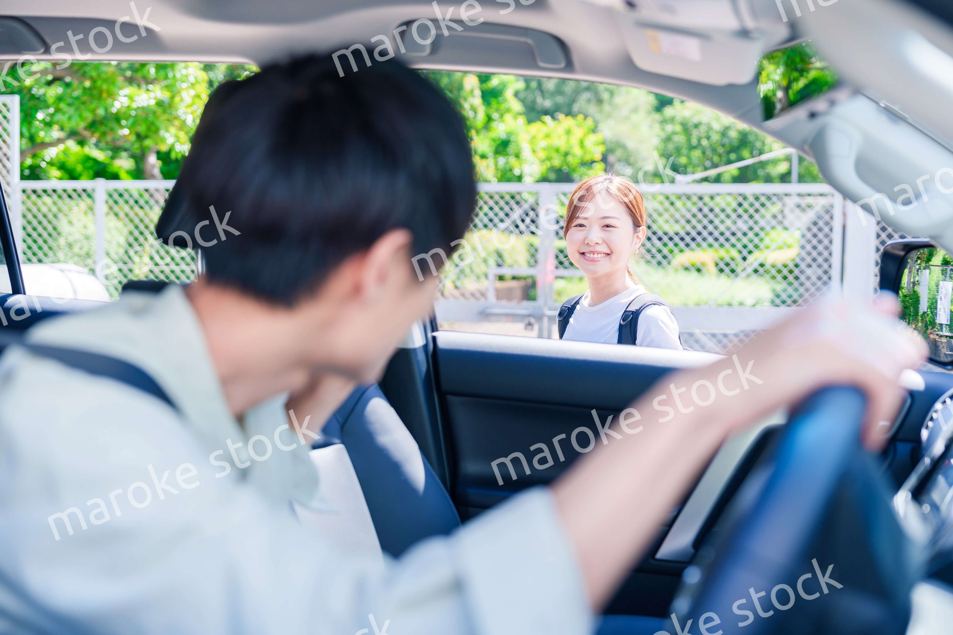 車で妻を送る若い夫