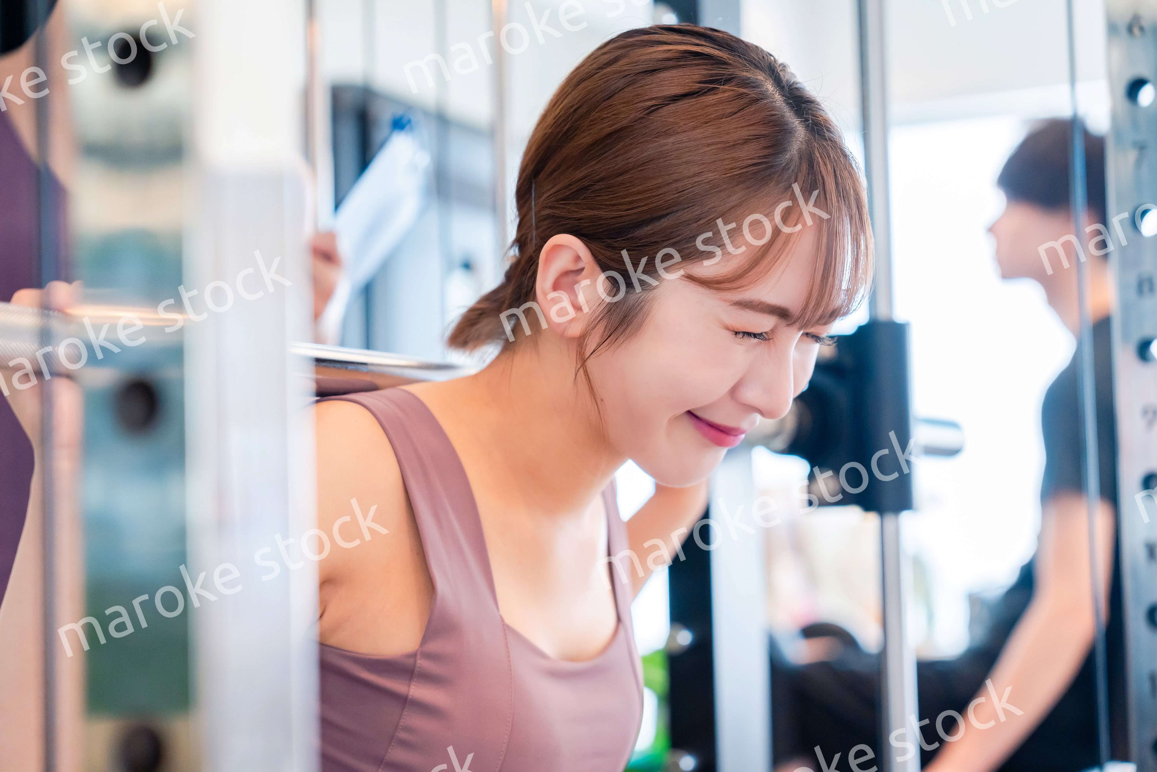 ジムで体を鍛える若い女性