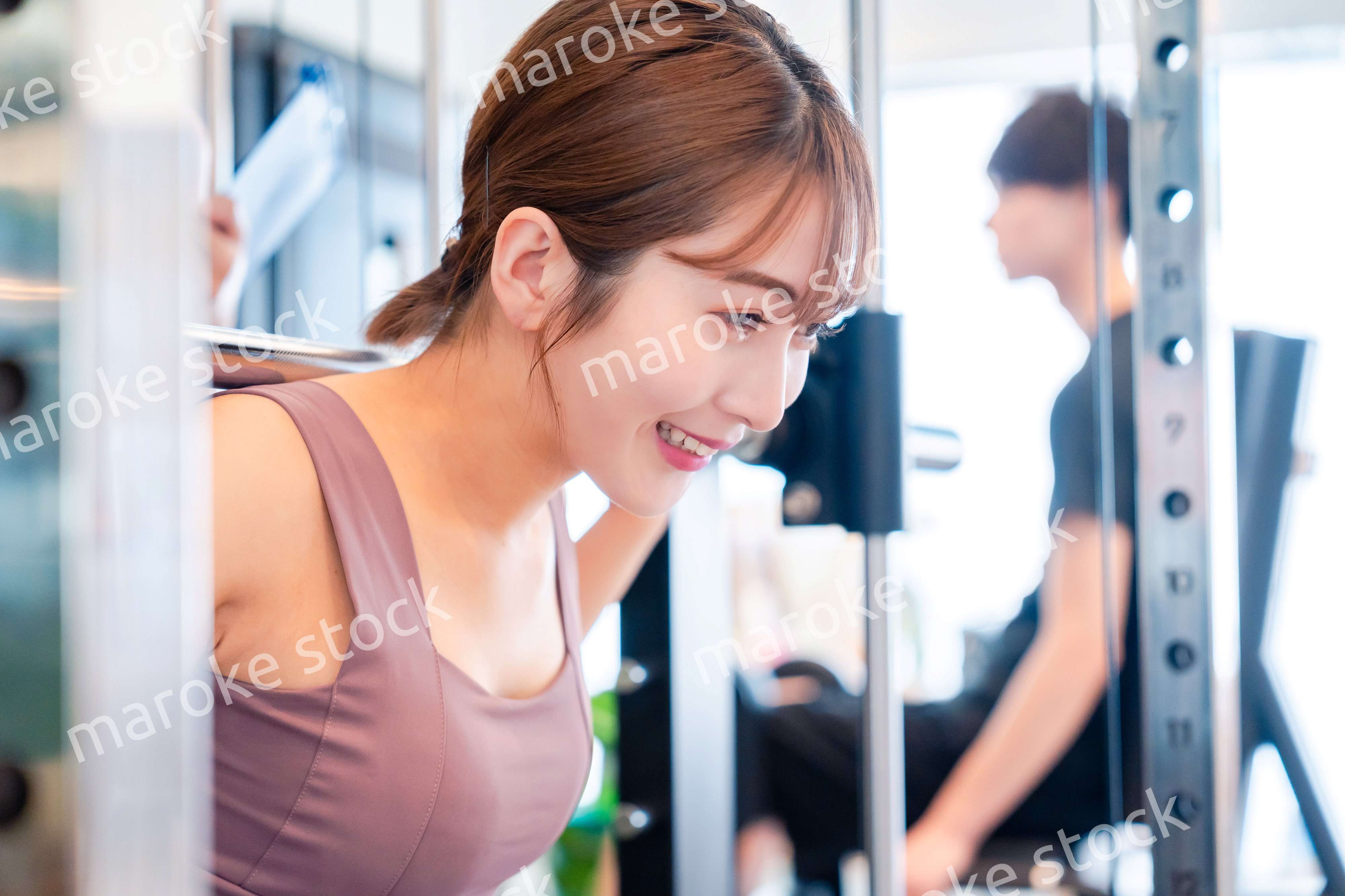 ジムで体を鍛える若い女性