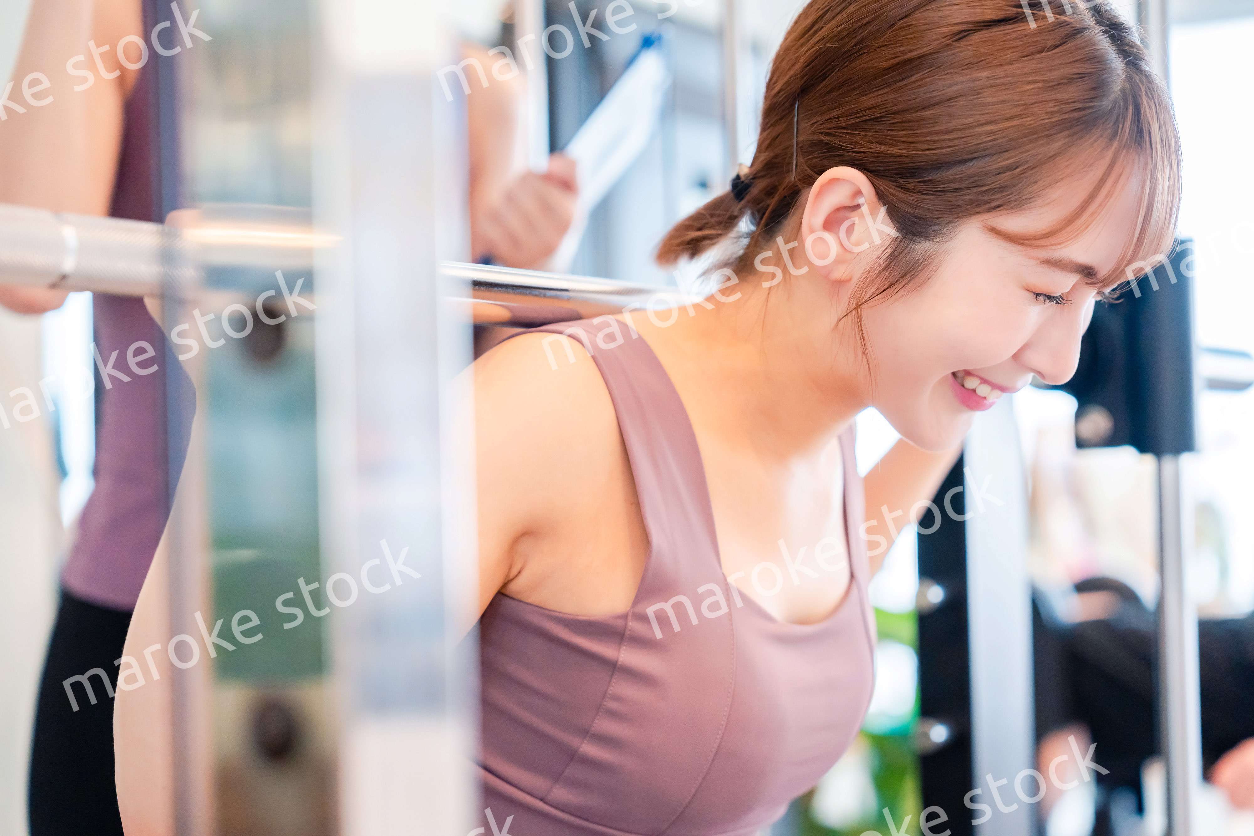 ジムで体を鍛える若い女性