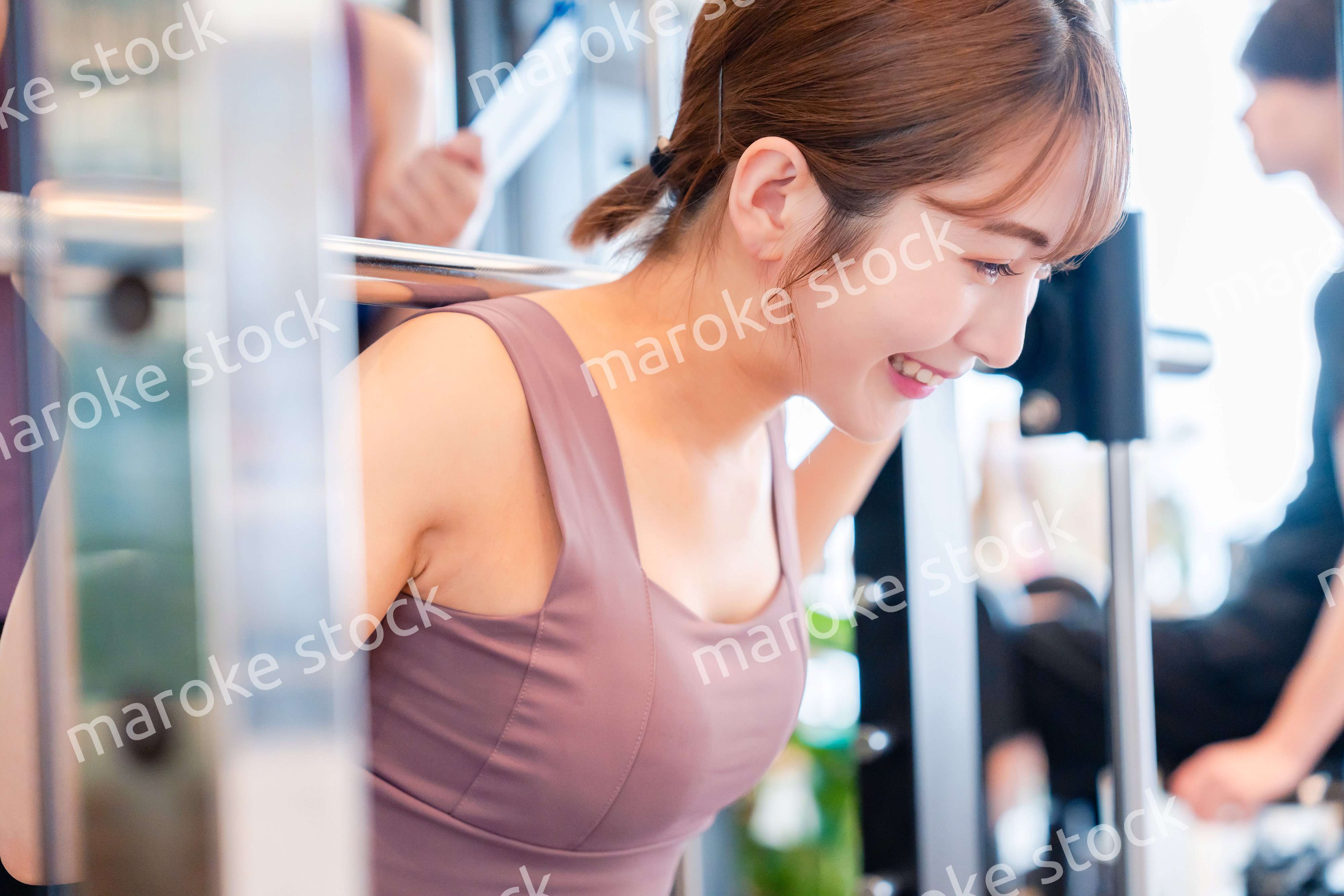 ジムで体を鍛える若い女性