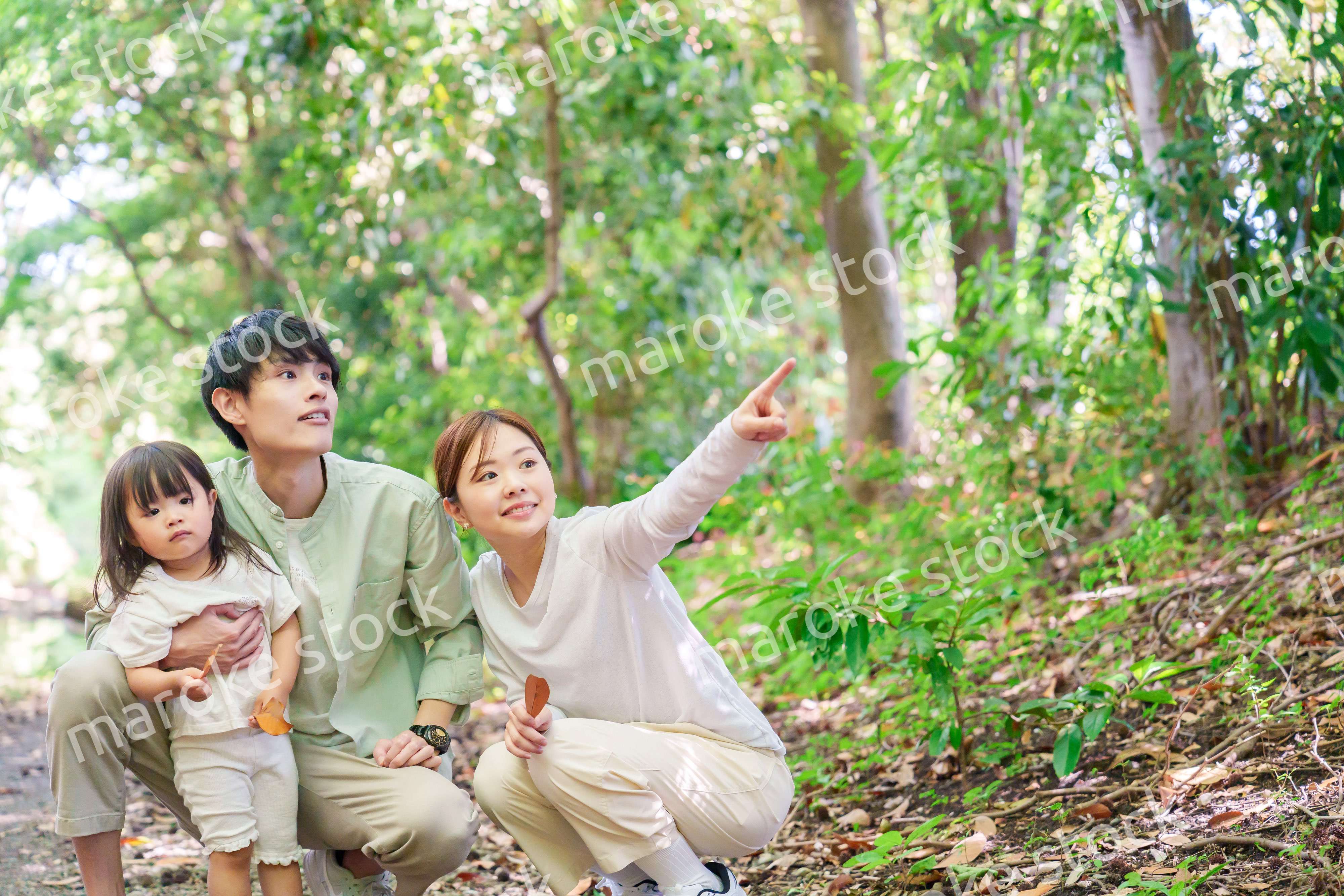 森の中で自然観察をするファミリー