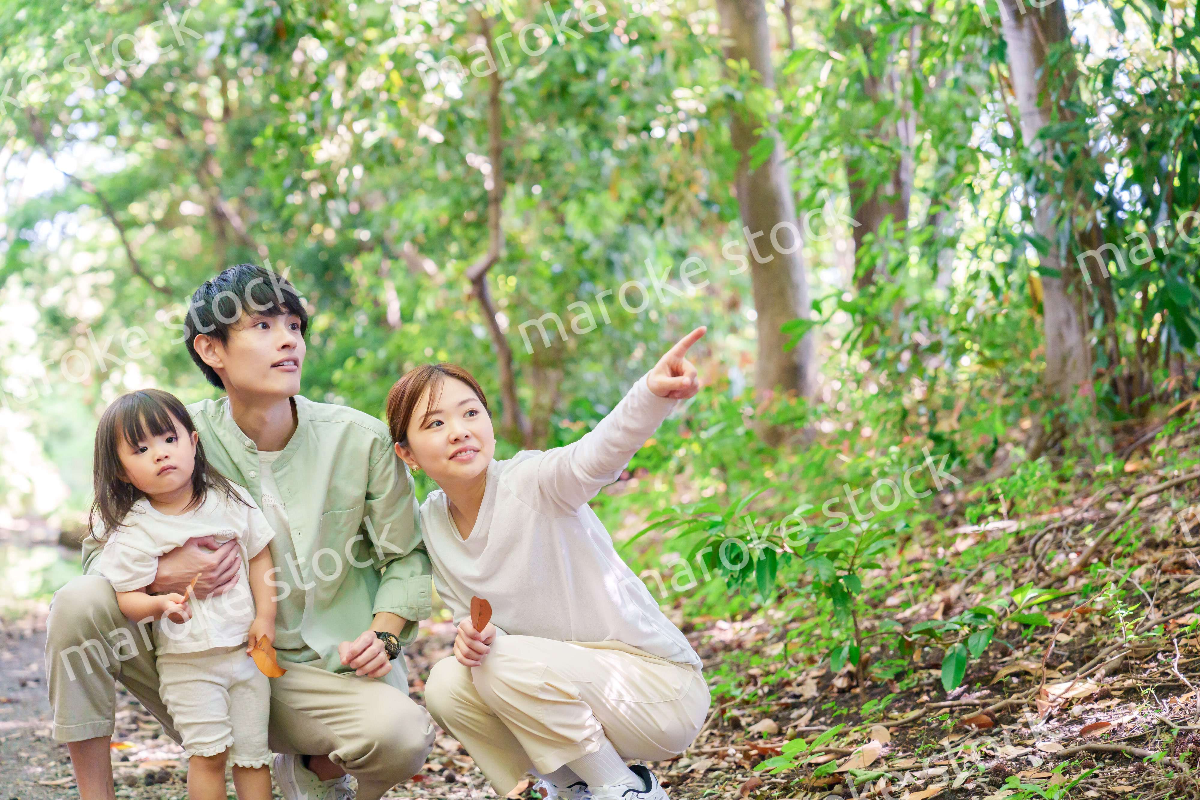 森の中で自然観察をするファミリー