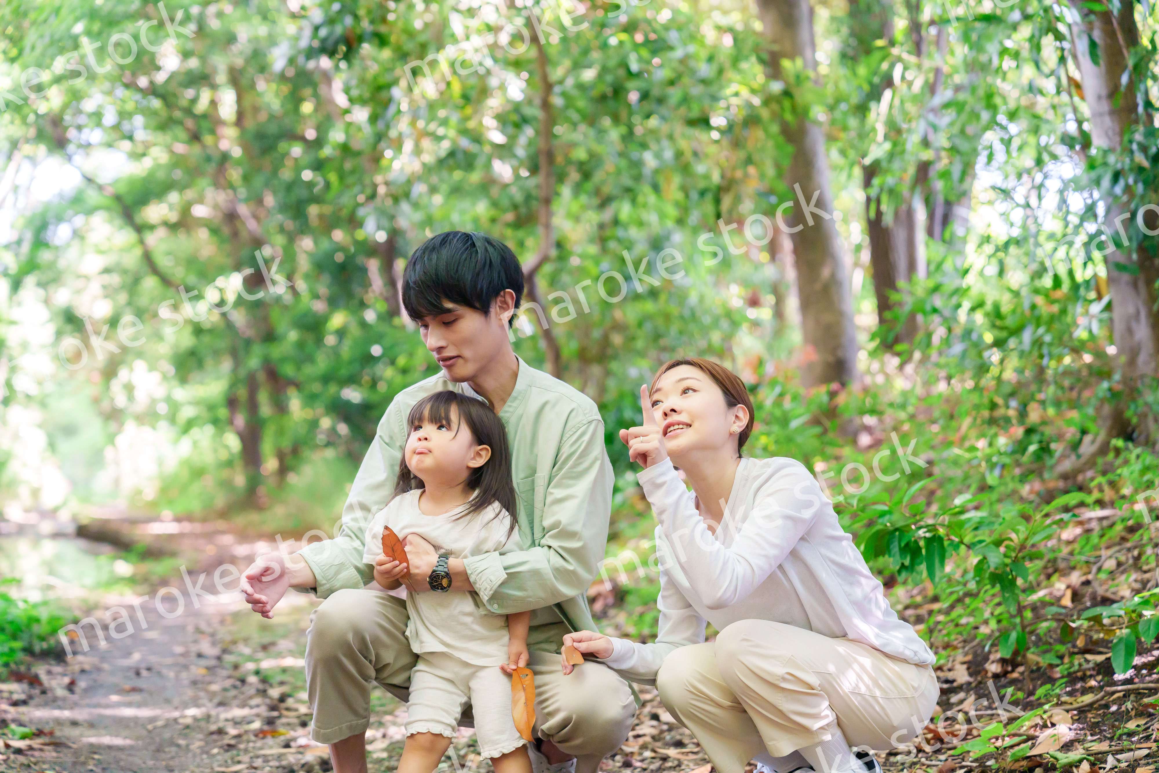 森の中で自然観察をするファミリー