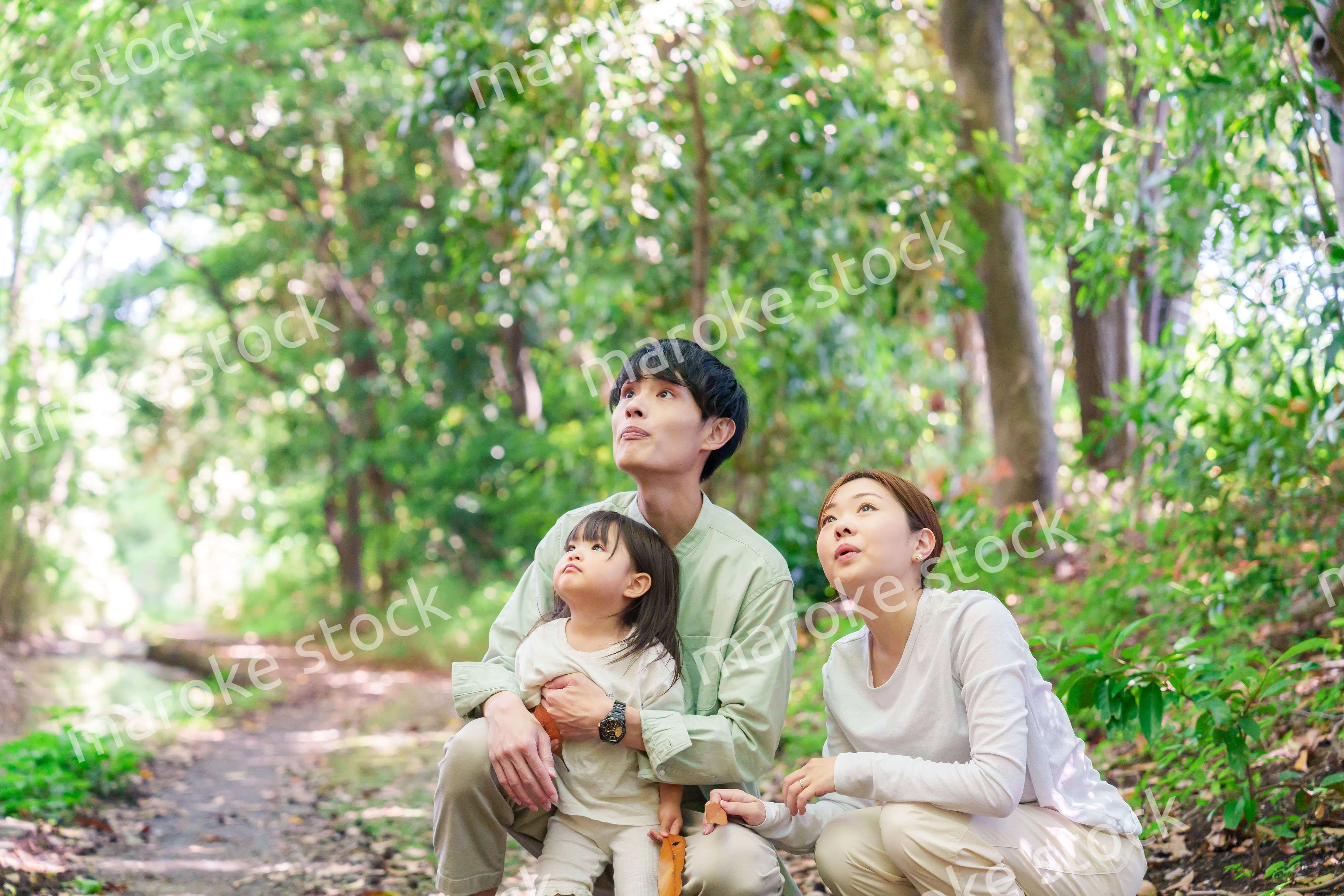 森の中で自然観察をするファミリー