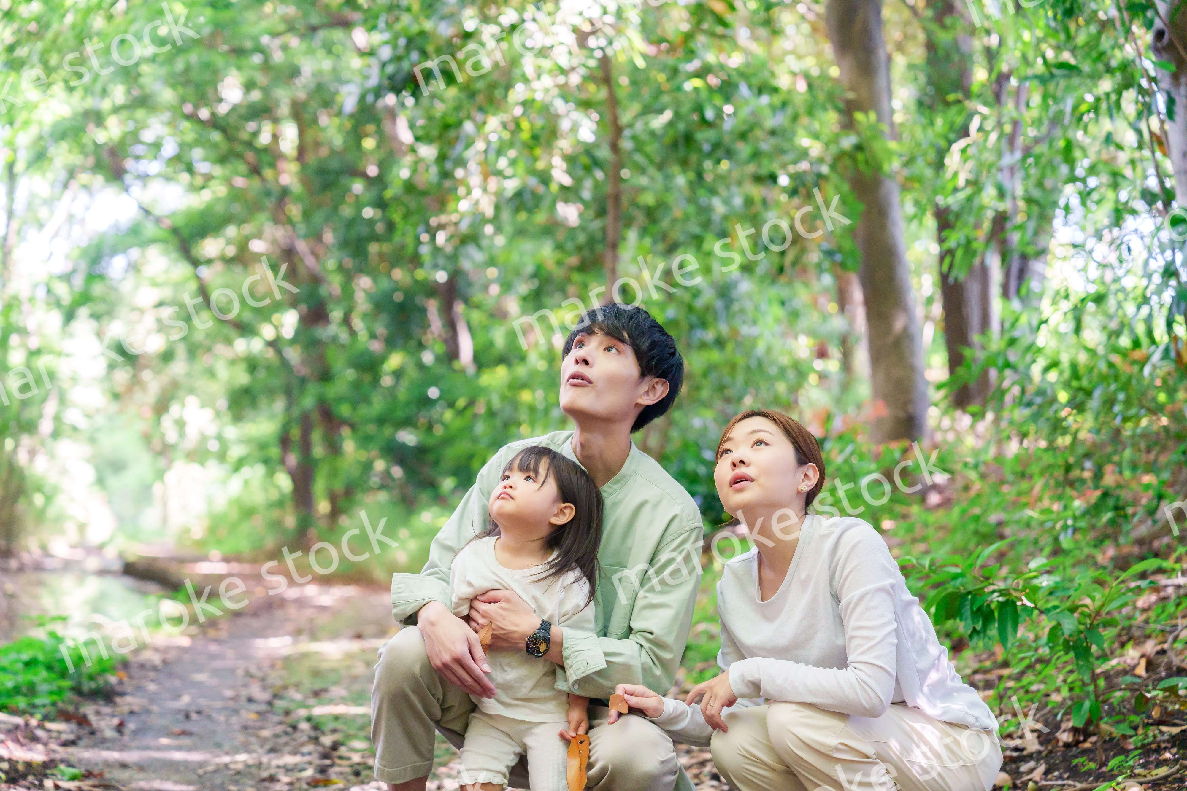 森の中で自然観察をするファミリー