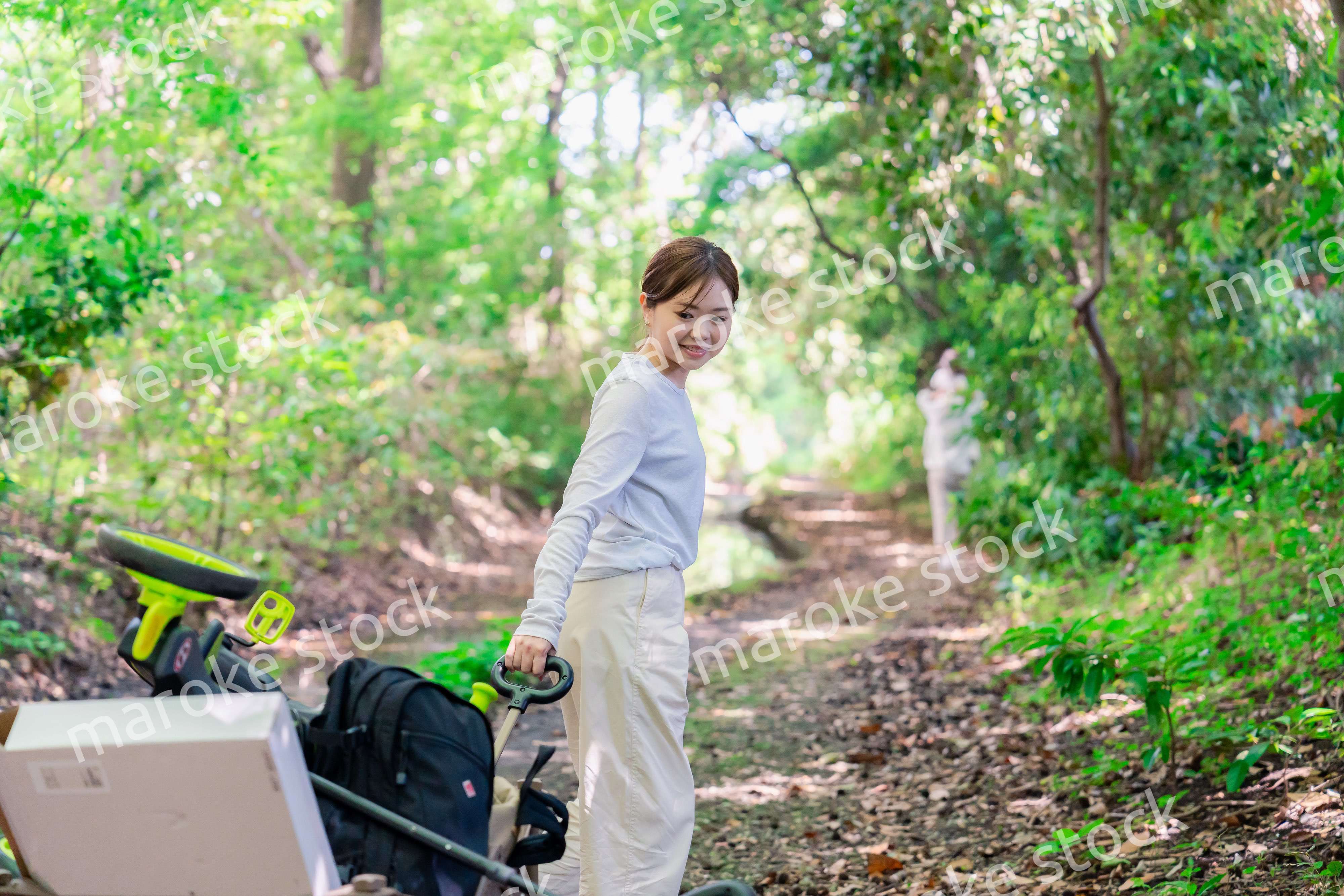 森の中でアウトドアカートを使う家族