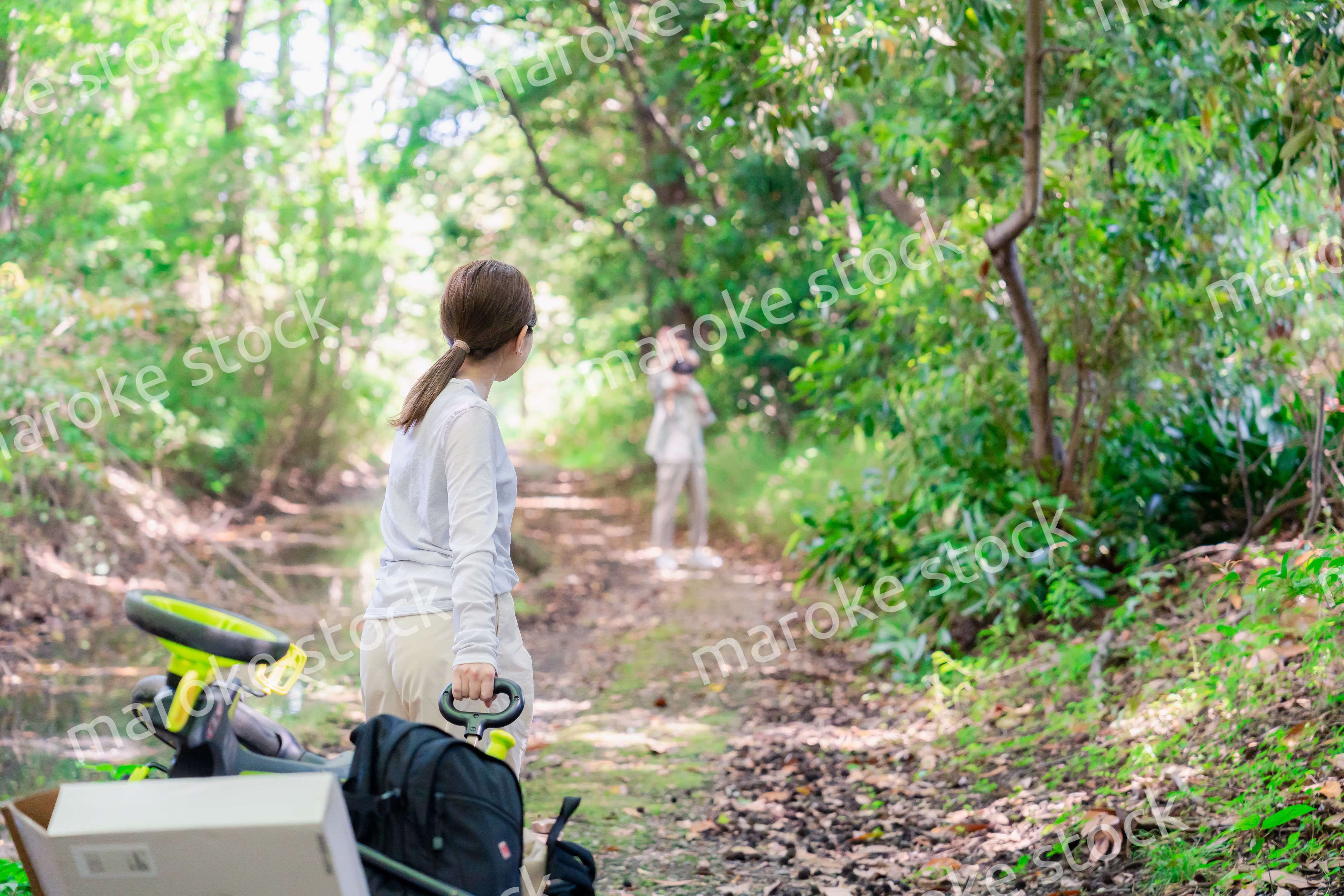 森の中でアウトドアカートを使う家族