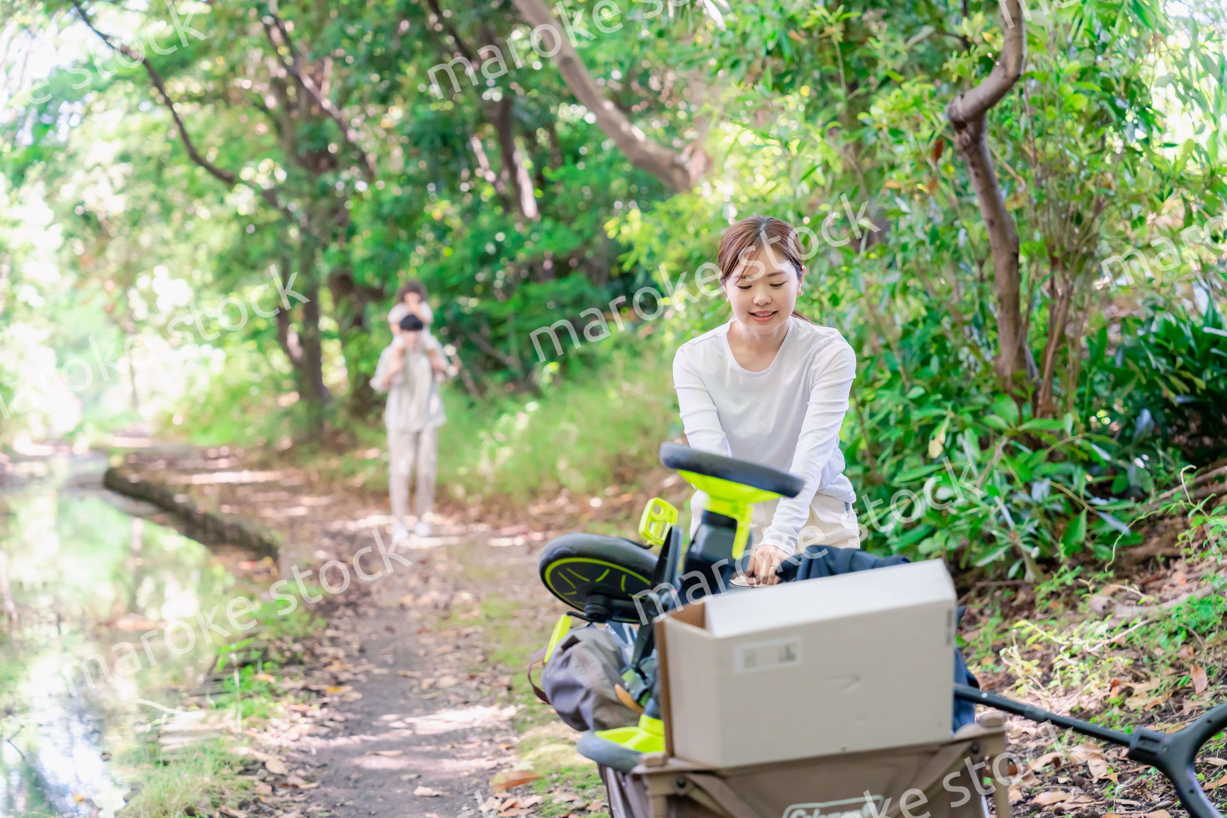 森の中でアウトドアカートを使う家族