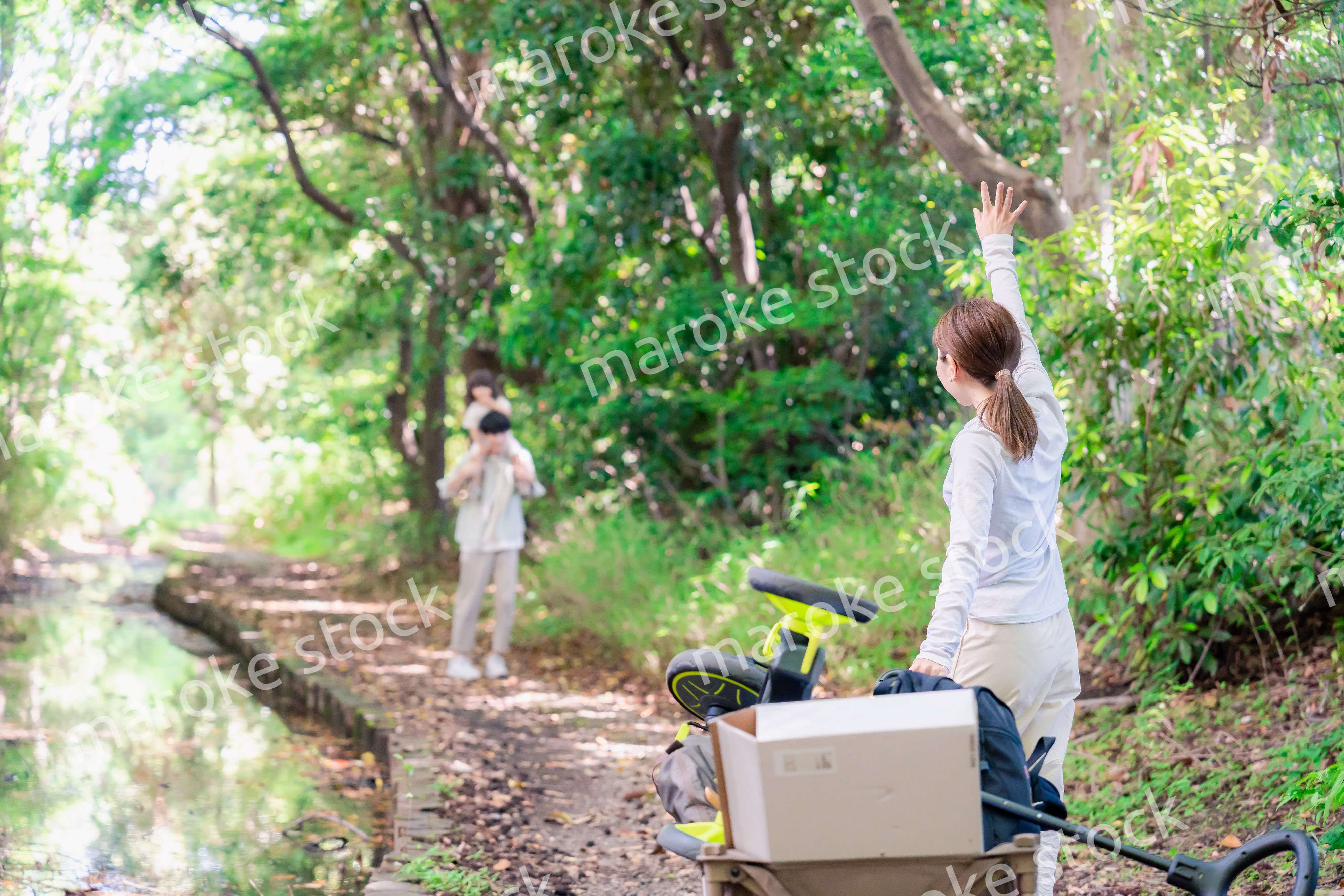 森の中でアウトドアカートを使う家族
