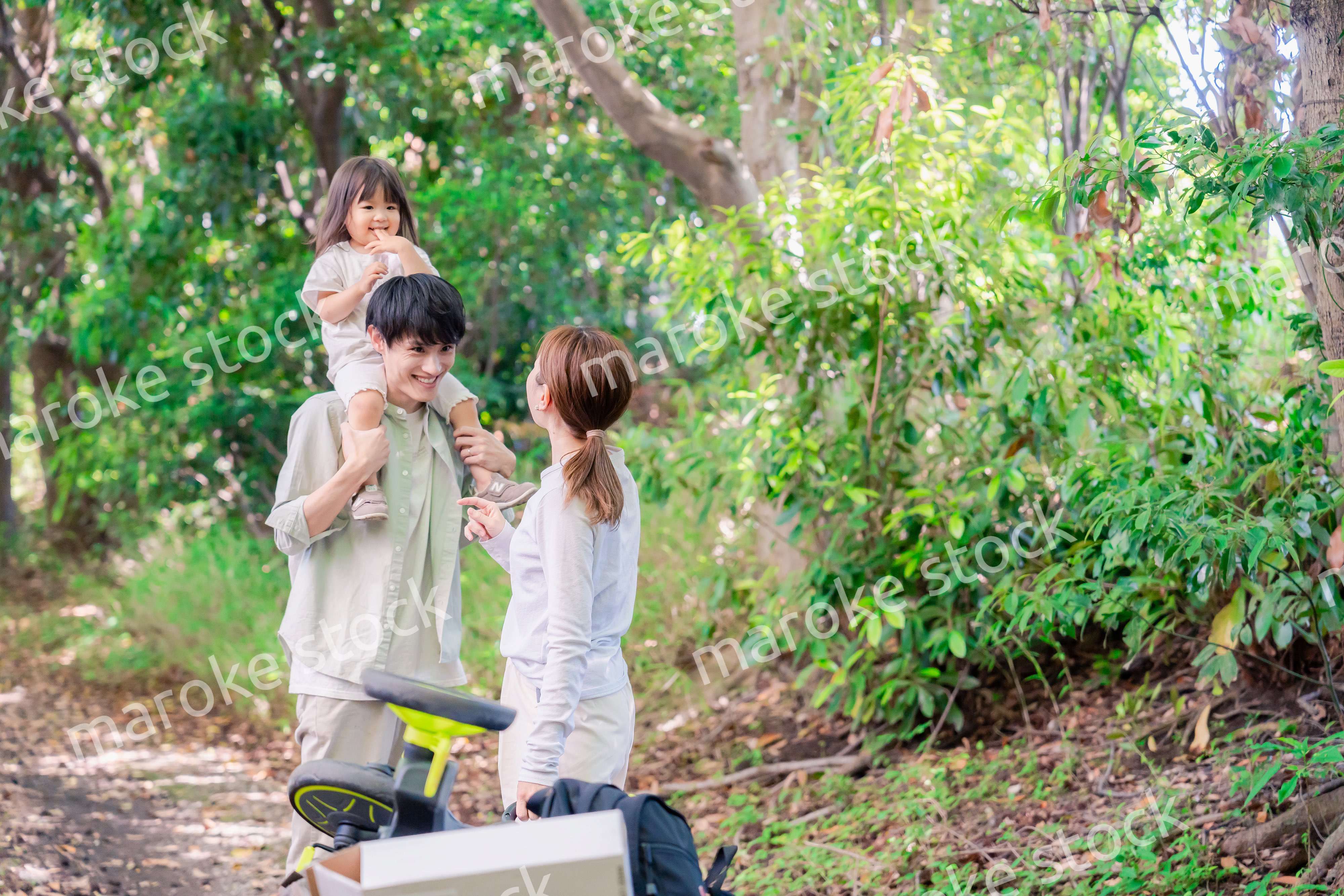 森の中でアウトドアカートを使う家族