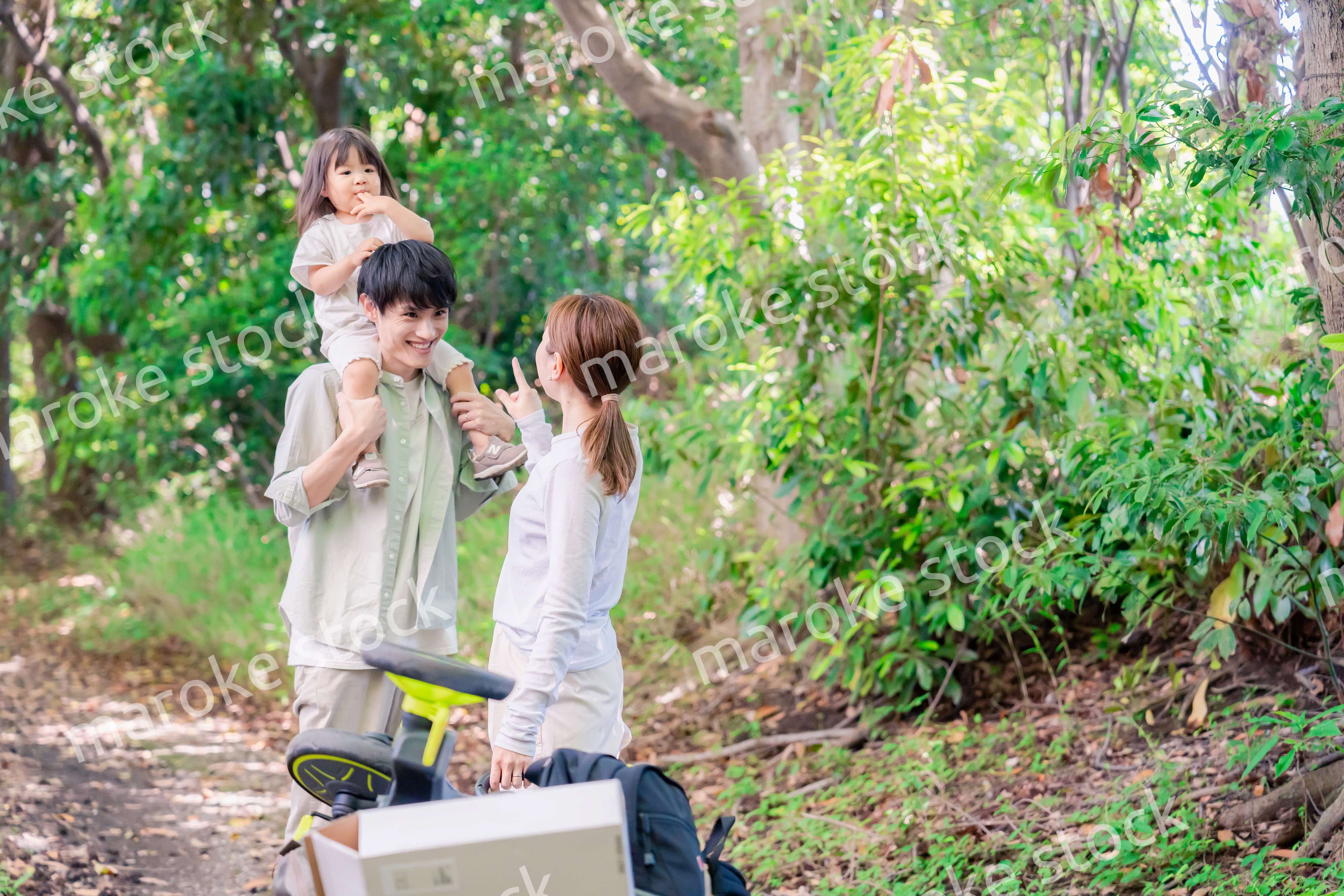 森の中でアウトドアカートを使う家族