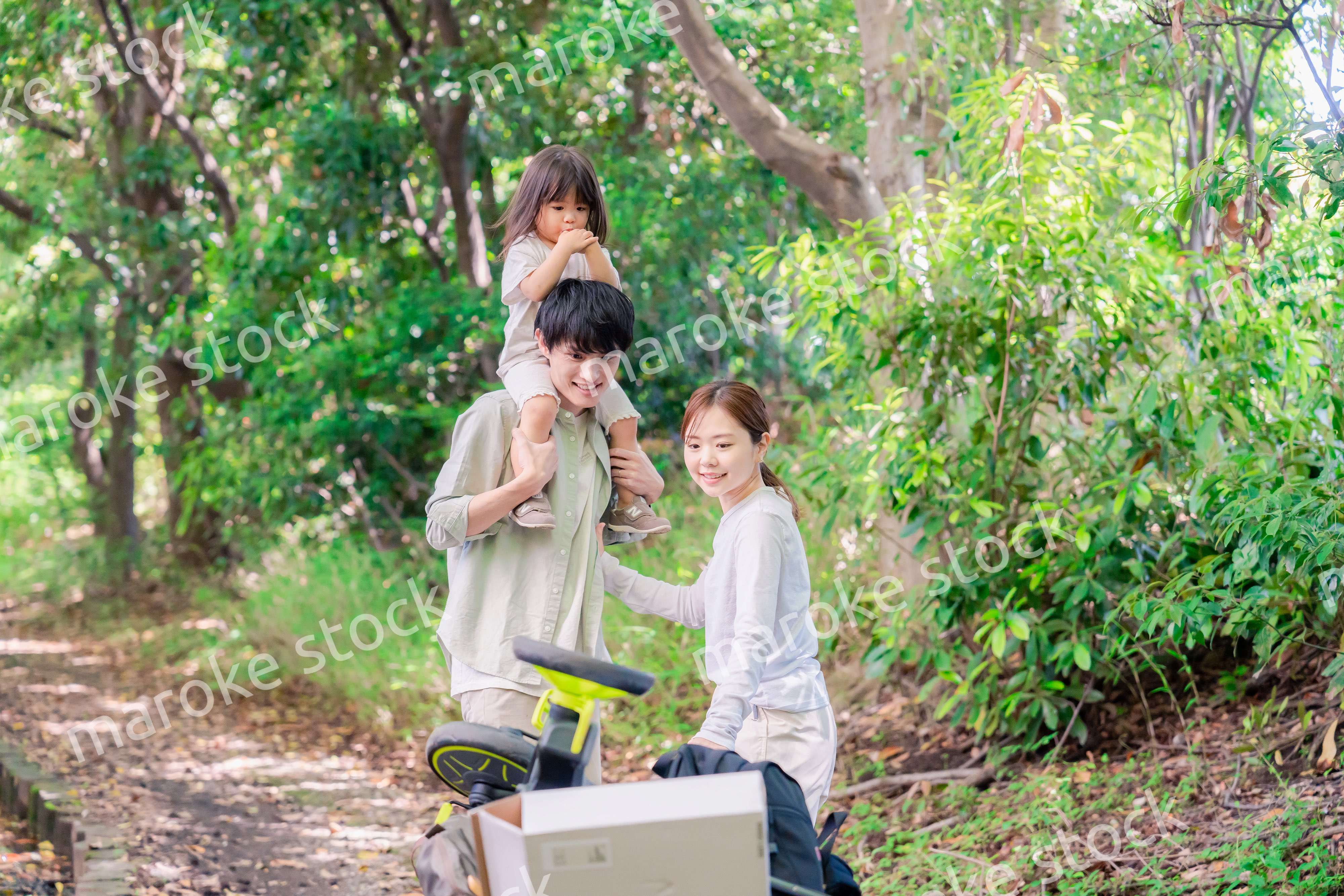 森の中でアウトドアカートを使う家族