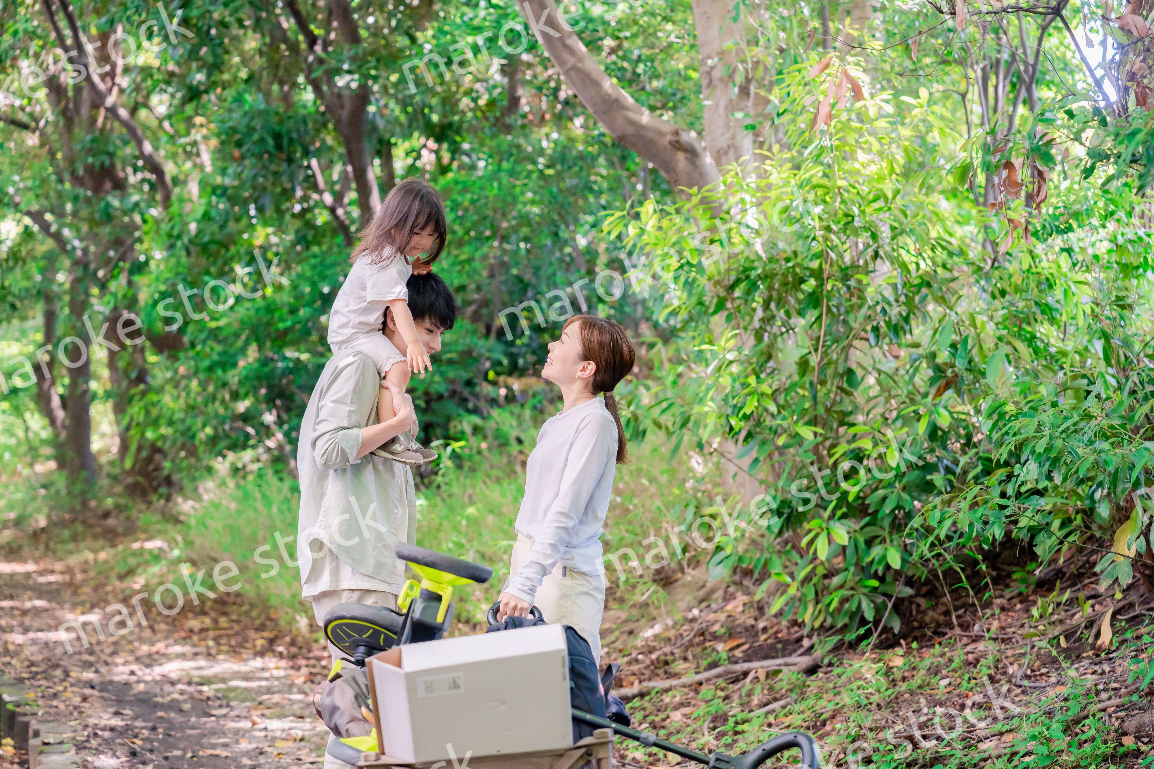 森の中でアウトドアカートを使う家族
