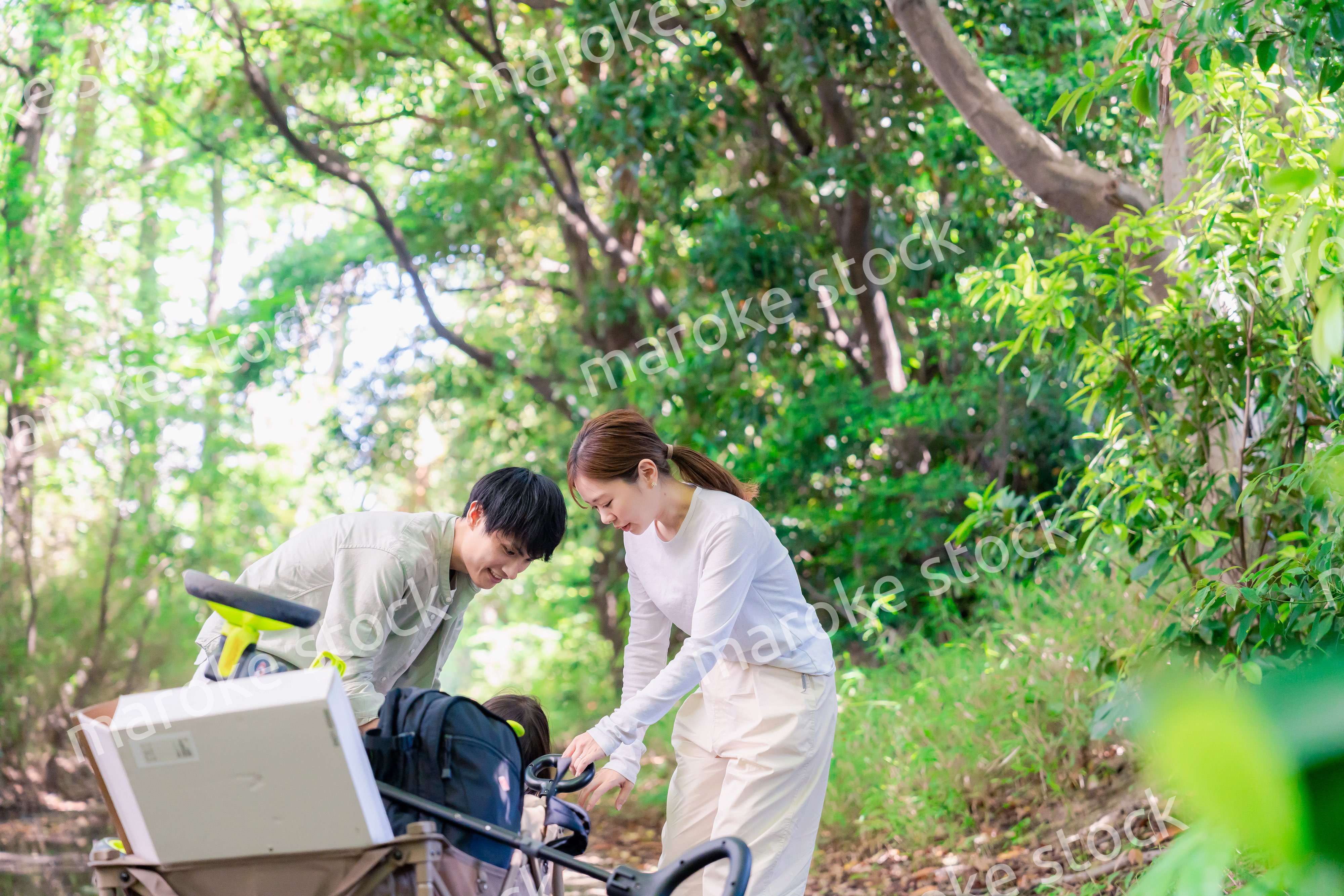 森の中でアウトドアカートを使う家族