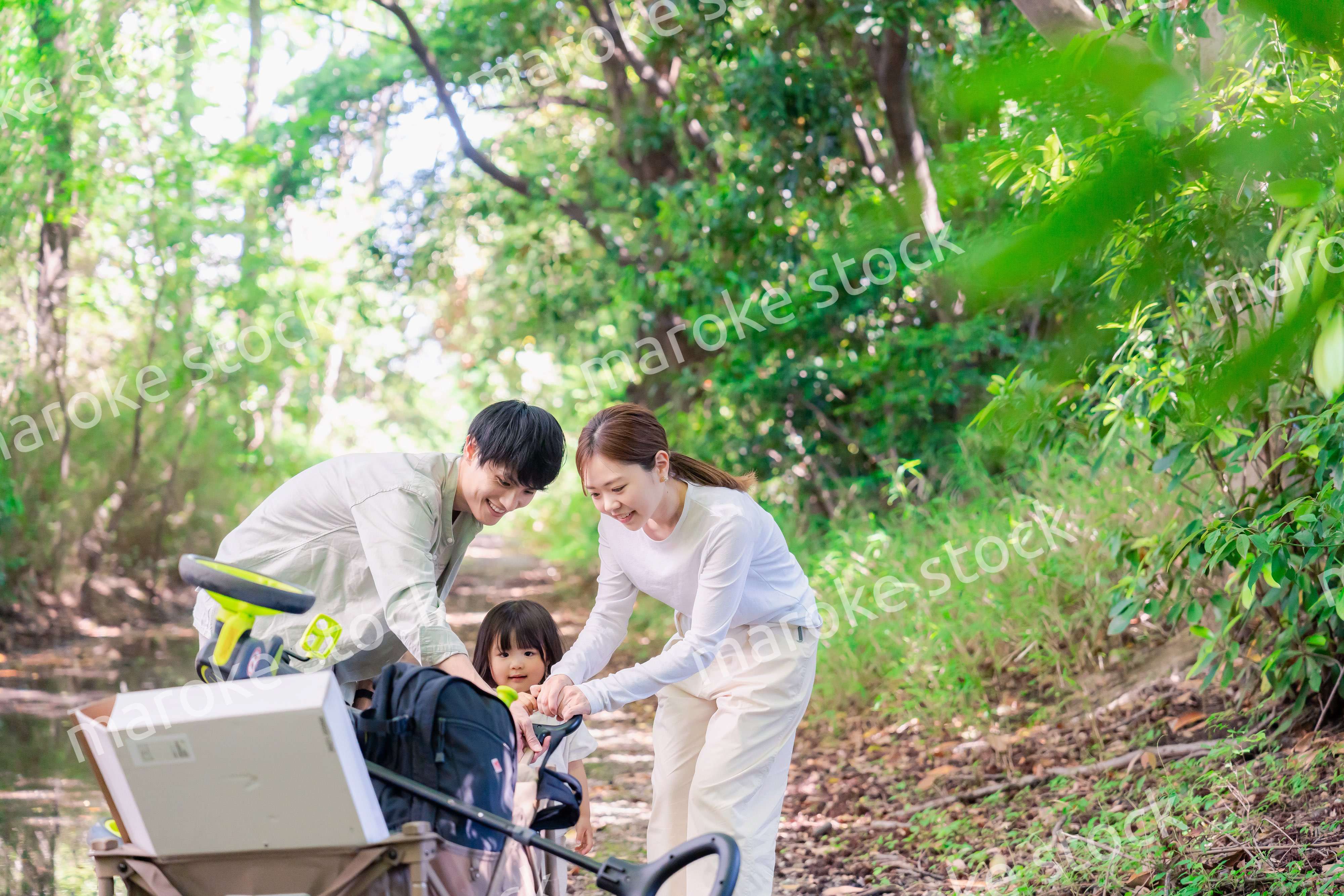 森の中でアウトドアカートを使う家族