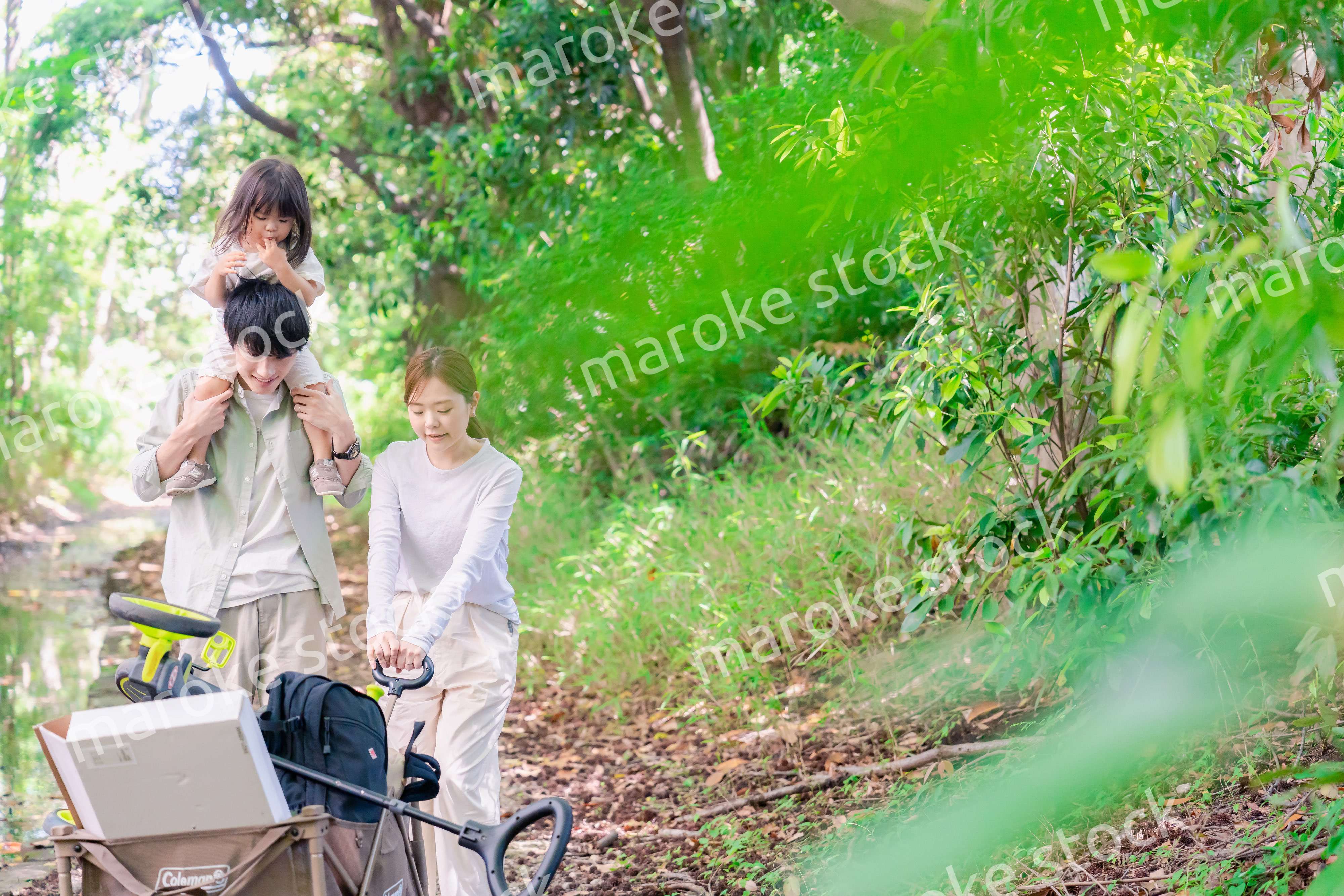 森の中でアウトドアカートを使う家族