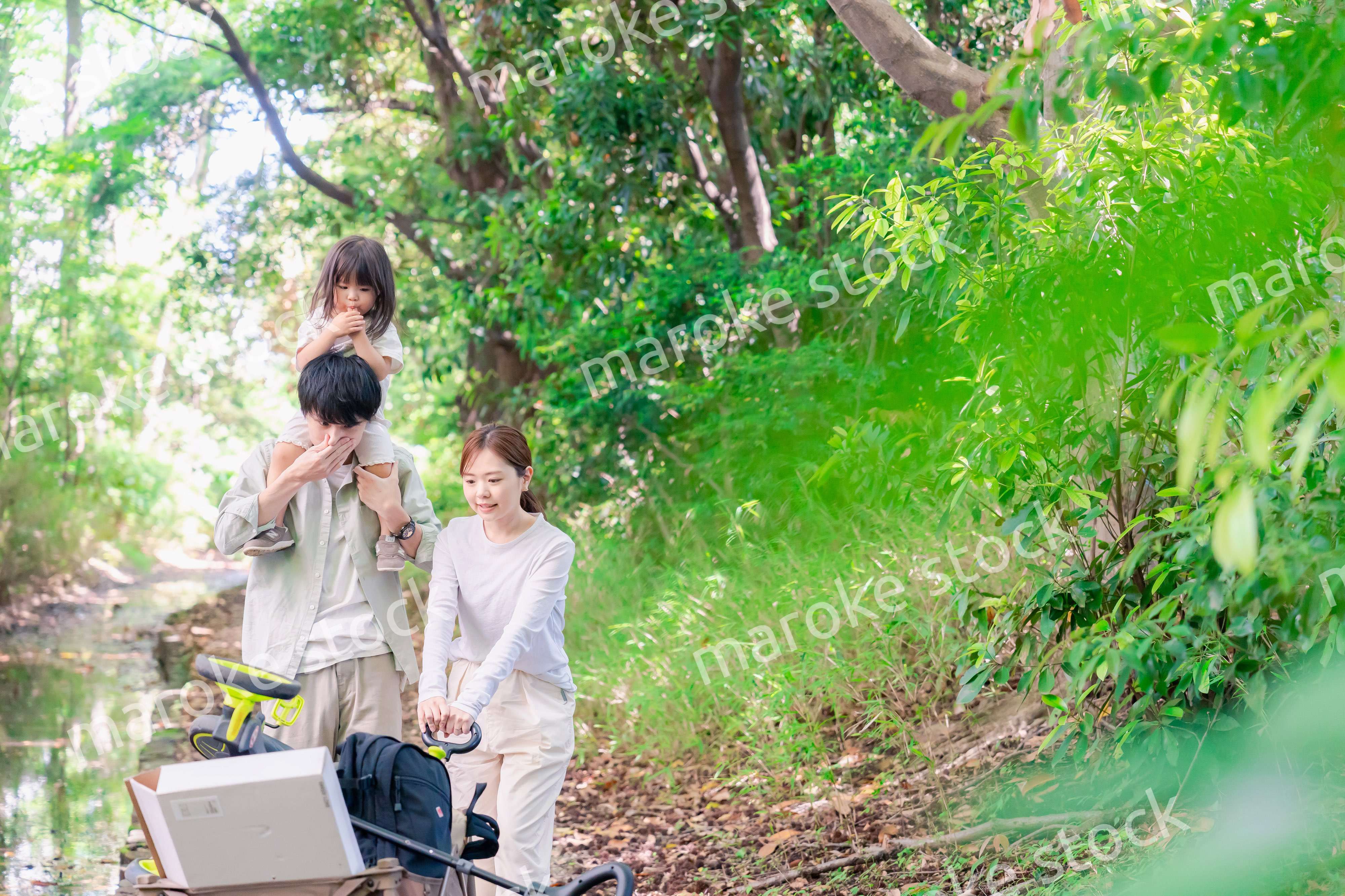 森の中でアウトドアカートを使う家族