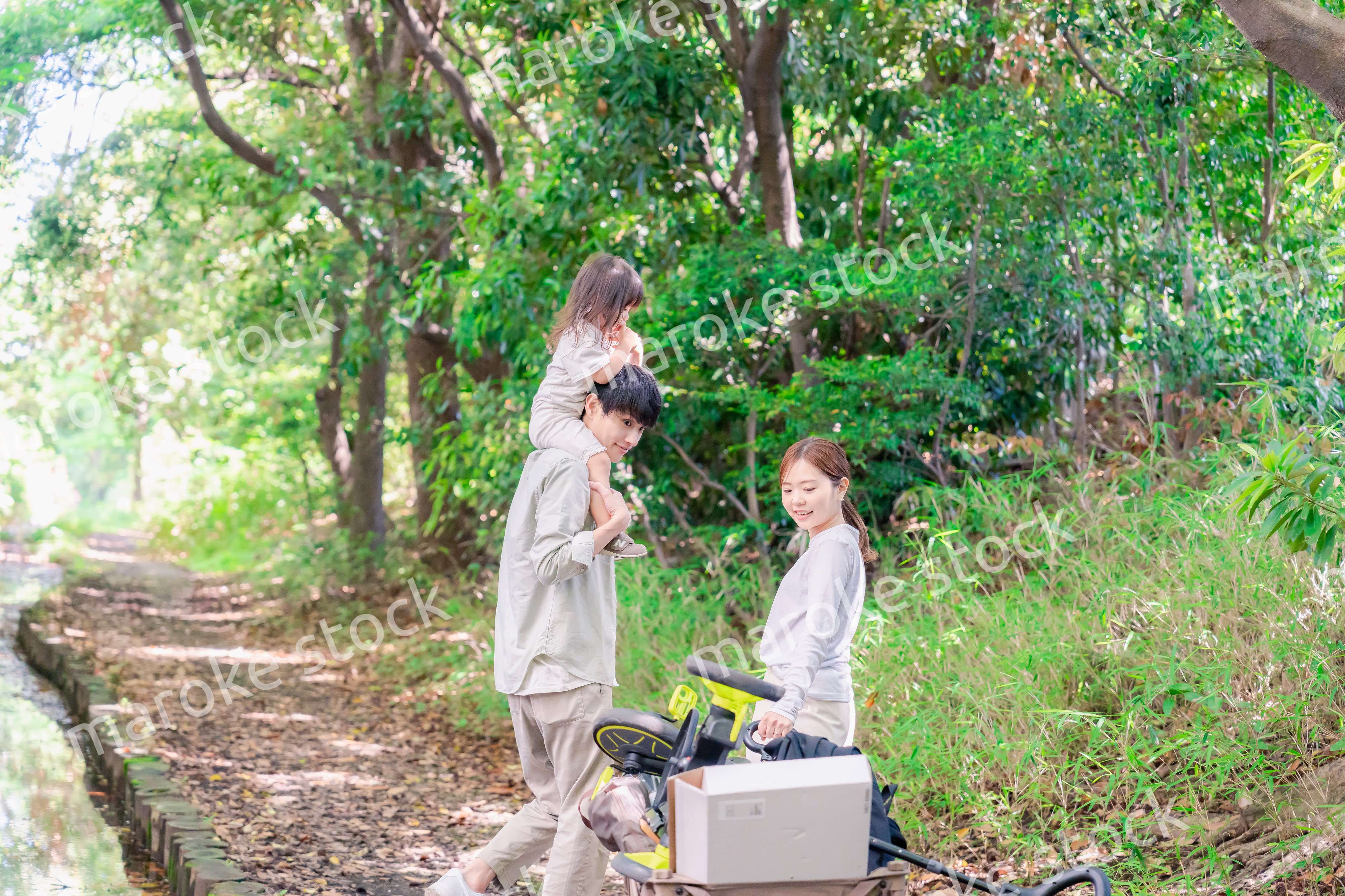 森の中でアウトドアカートを使う家族