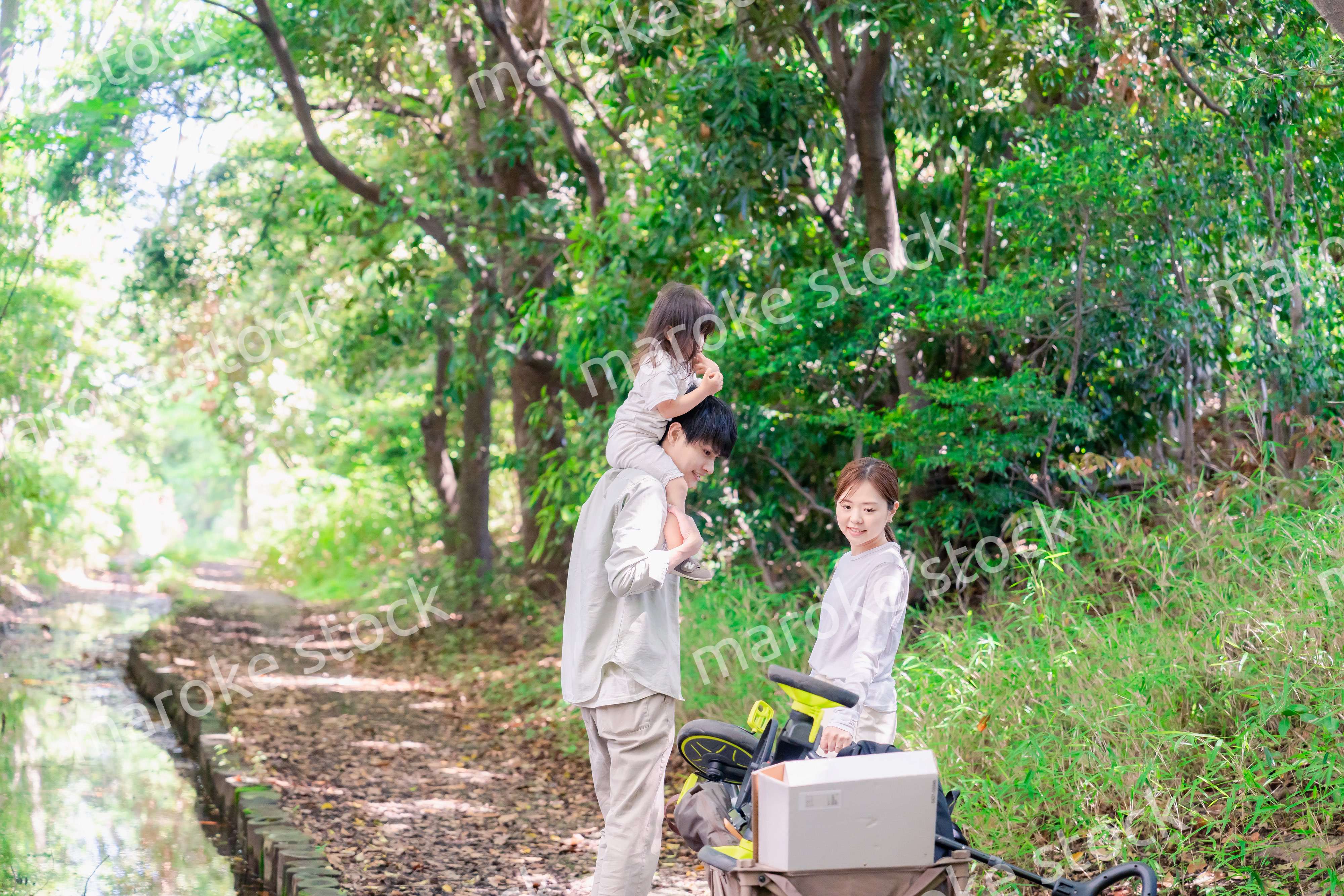 森の中でアウトドアカートを使う家族