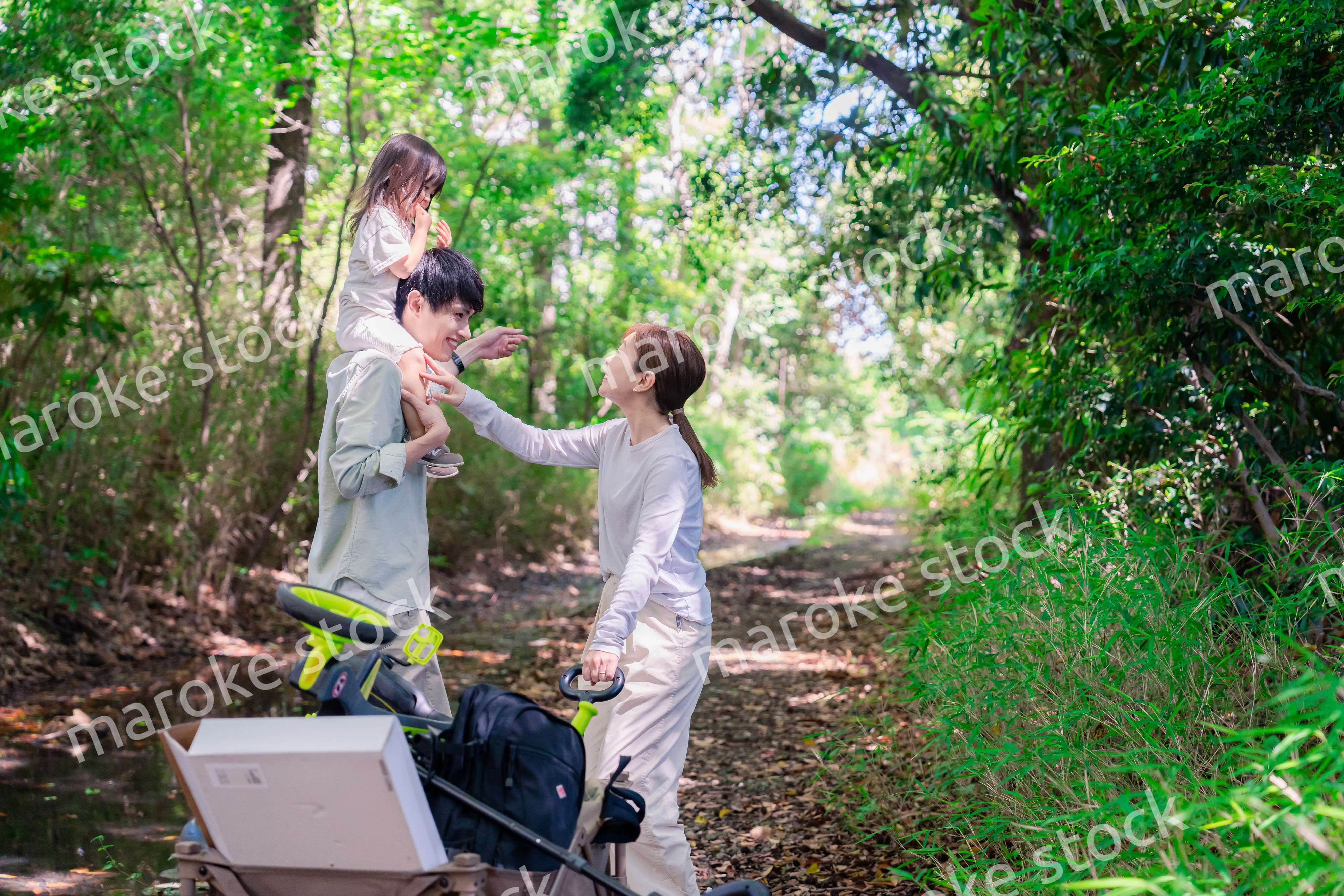 森の中でアウトドアカートを使う家族